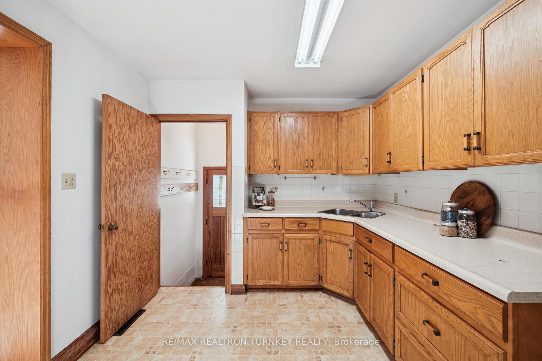Photo 18 of 736 Grace Street, Newmarket, Gorham-College Manor — HOMEH