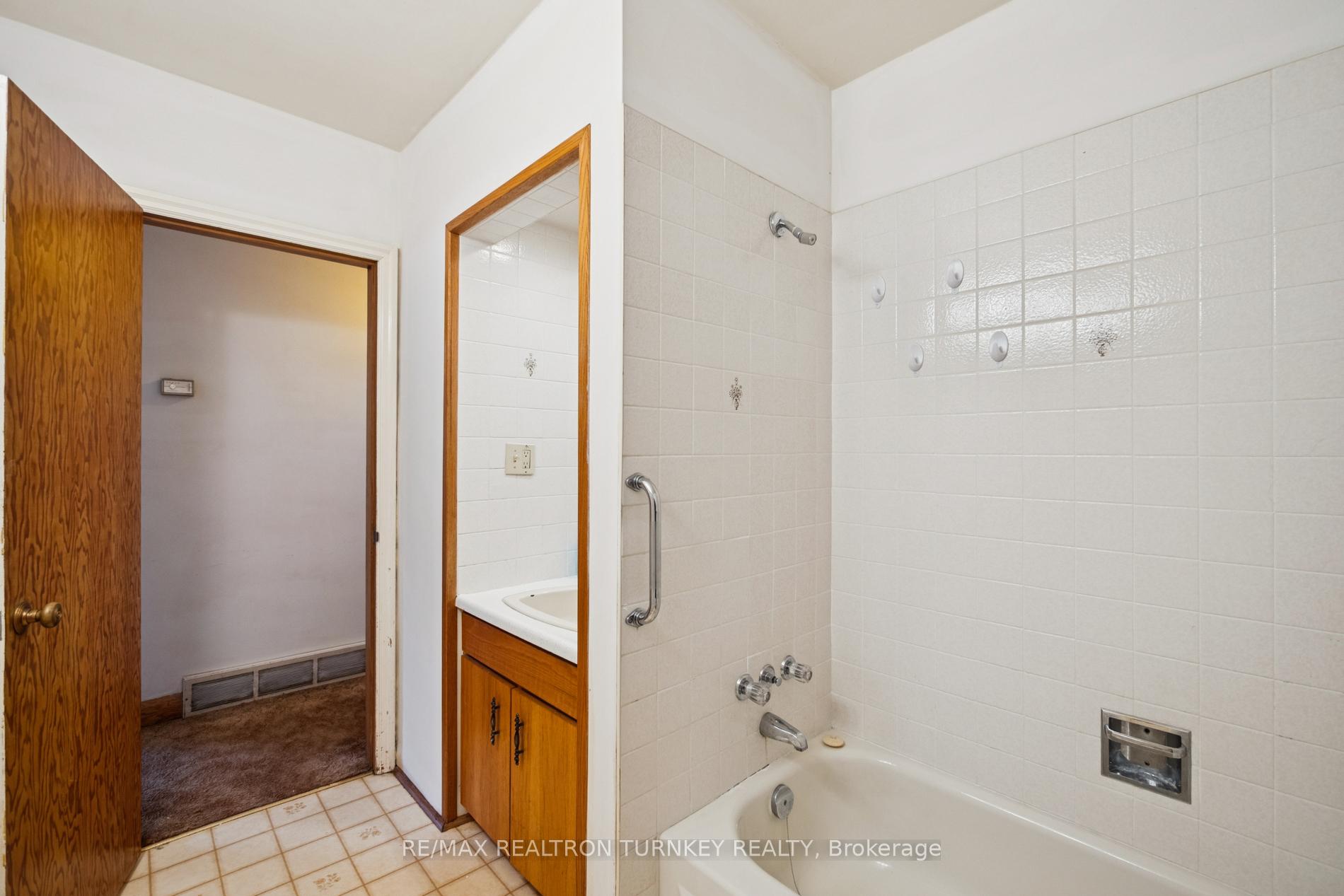 Photo 31 of 736 Grace Street, Newmarket, Gorham-College Manor — HOMEH
