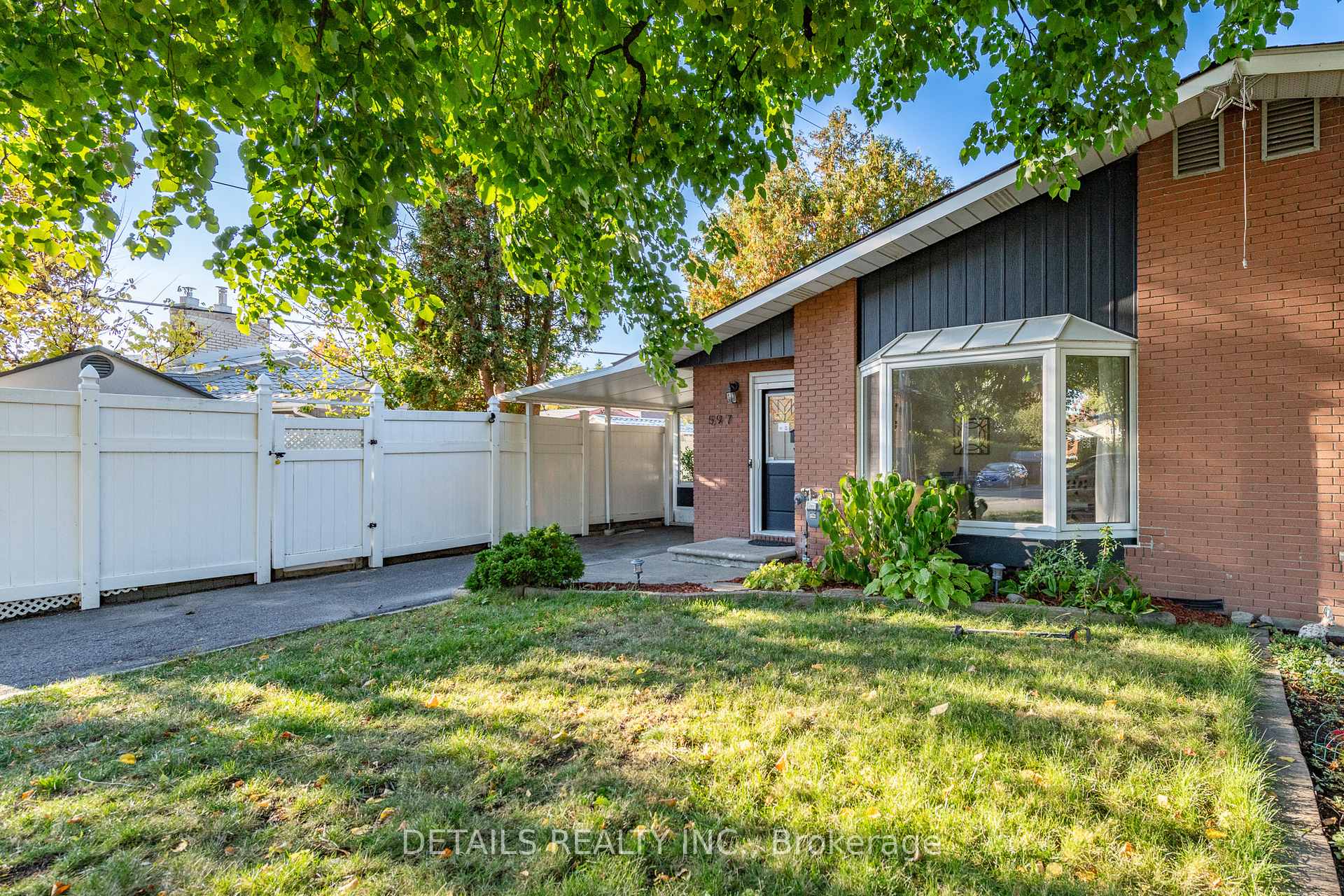 Photo 2 of 597 Clarke Avenue, Ottawa, Castle Heights/Rideau High — HOMEH