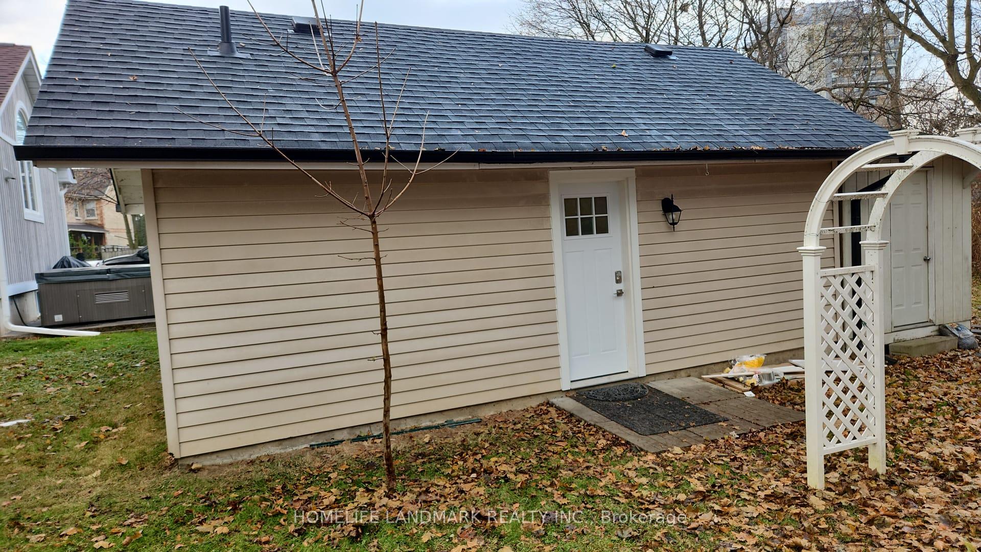 Front of Unit Unit # 2, 452 D'arcy Street