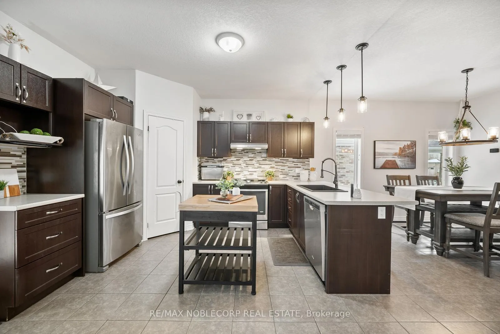 Photo 13 of 64 Carleton Trail, New Tecumseth, Beeton — HOMEH