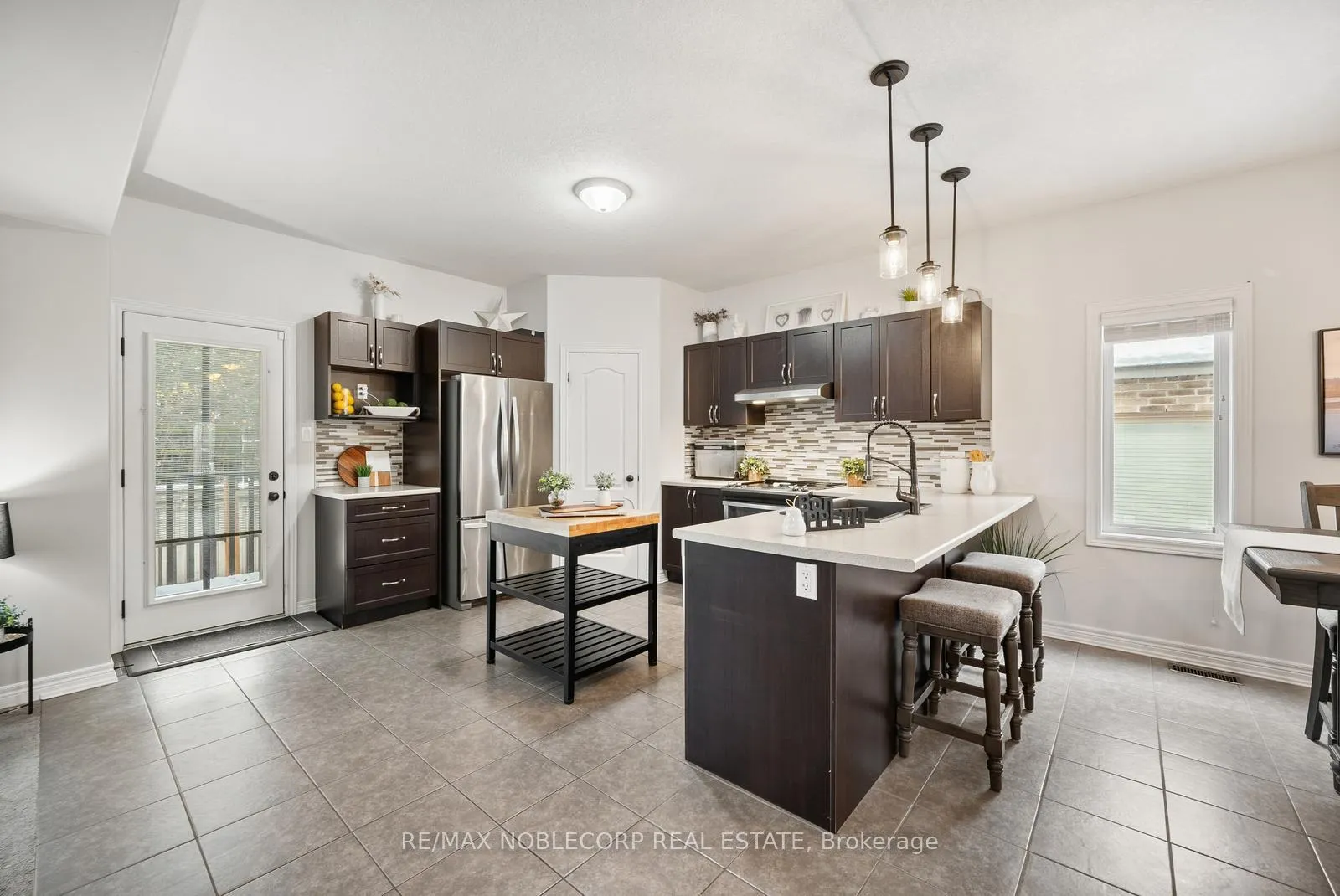 Photo 14 of 64 Carleton Trail, New Tecumseth, Beeton — HOMEH
