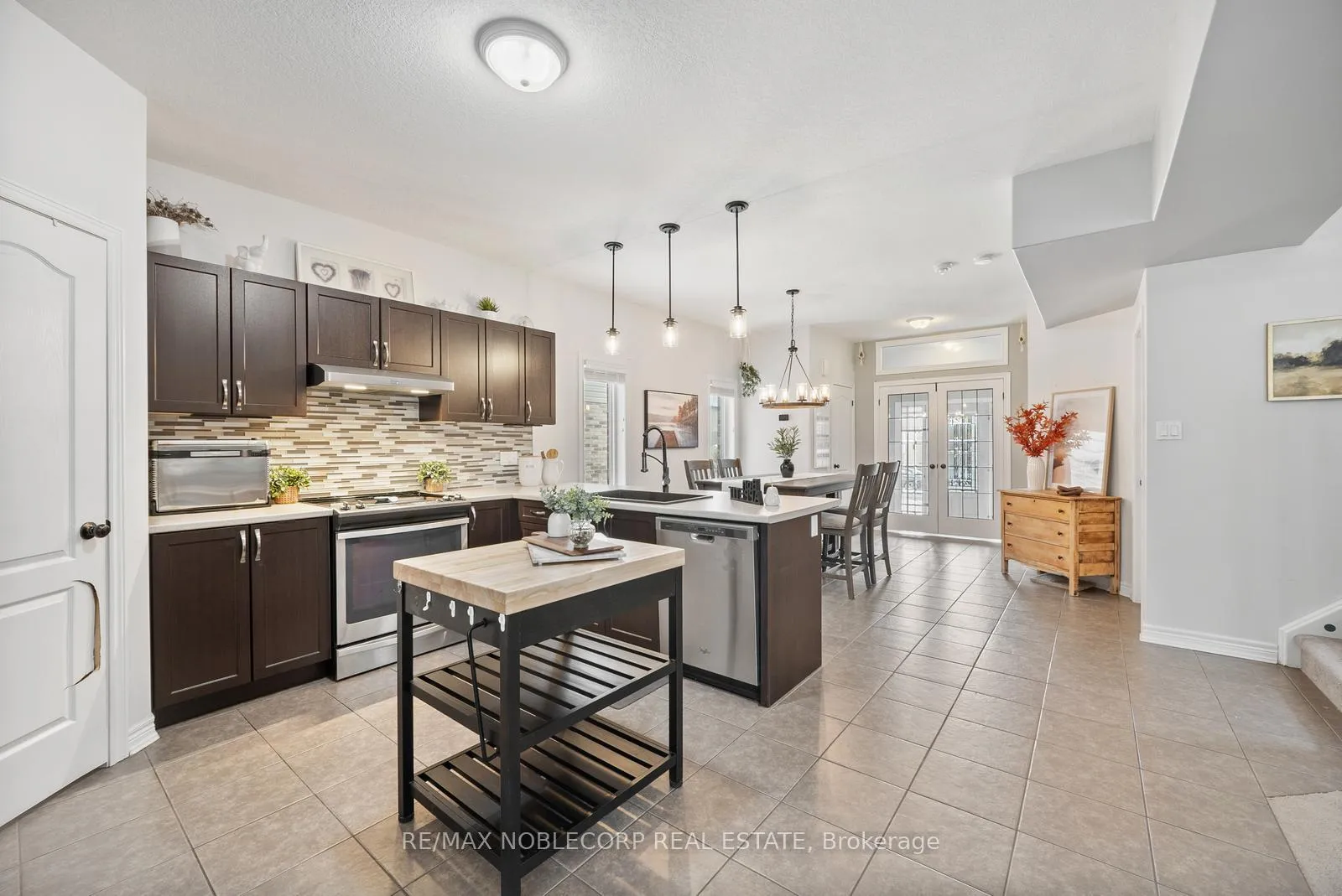 Photo 15 of 64 Carleton Trail, New Tecumseth, Beeton — HOMEH