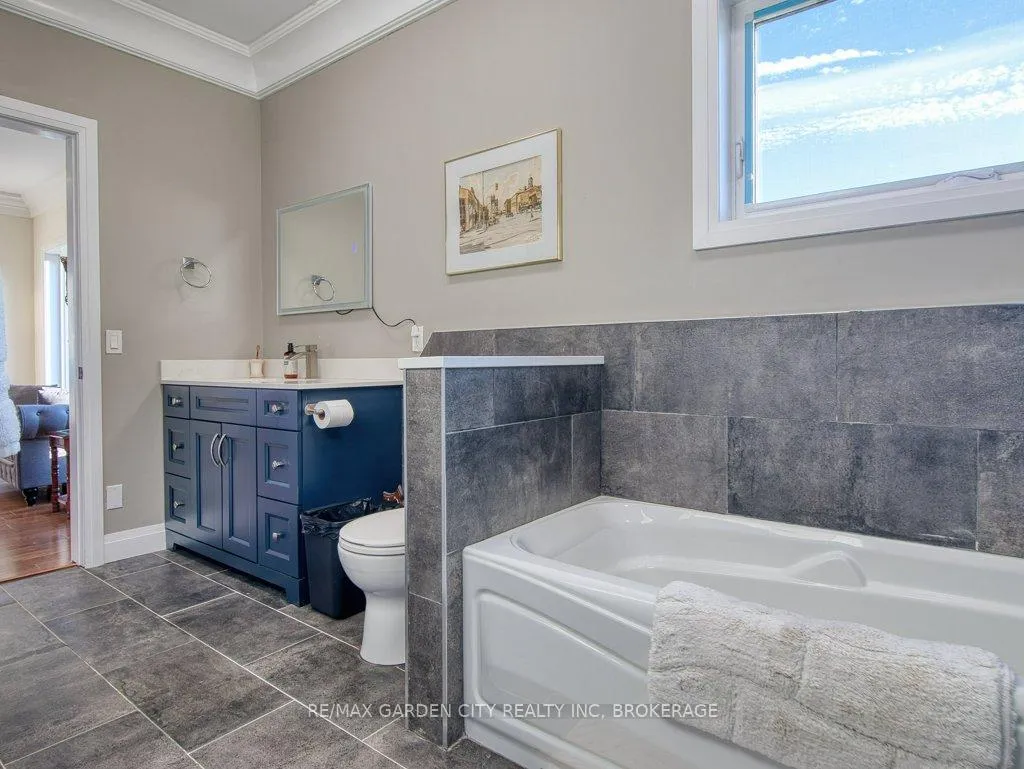 Photo 10 of 2400 Effingham Street, Pelham, North Pelham — HOMEH