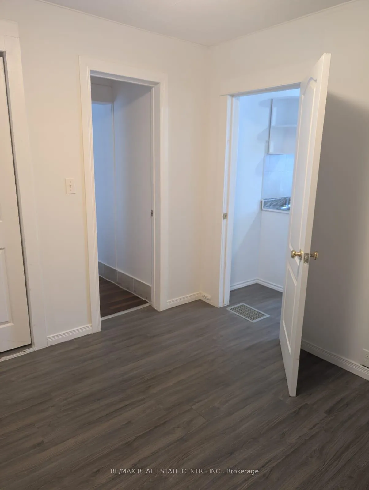 Photo 4 of 5145 Kitchener Street, Niagara Falls, Clifton Hill — HOMEH