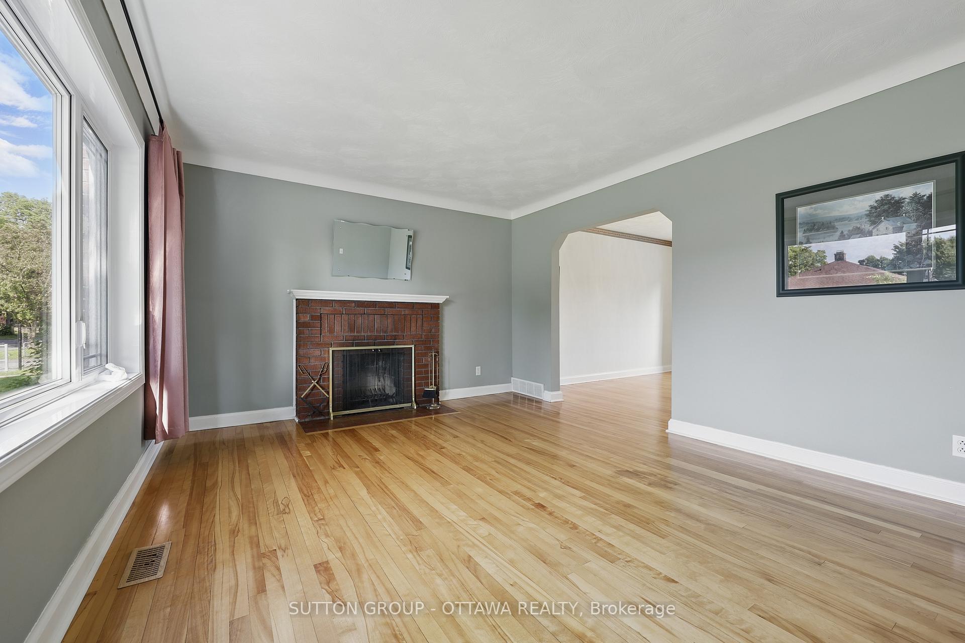 Photo 10 of 483 Wolffdale Crescent, Ottawa, Overbrook/Castle Heights — HOMEH