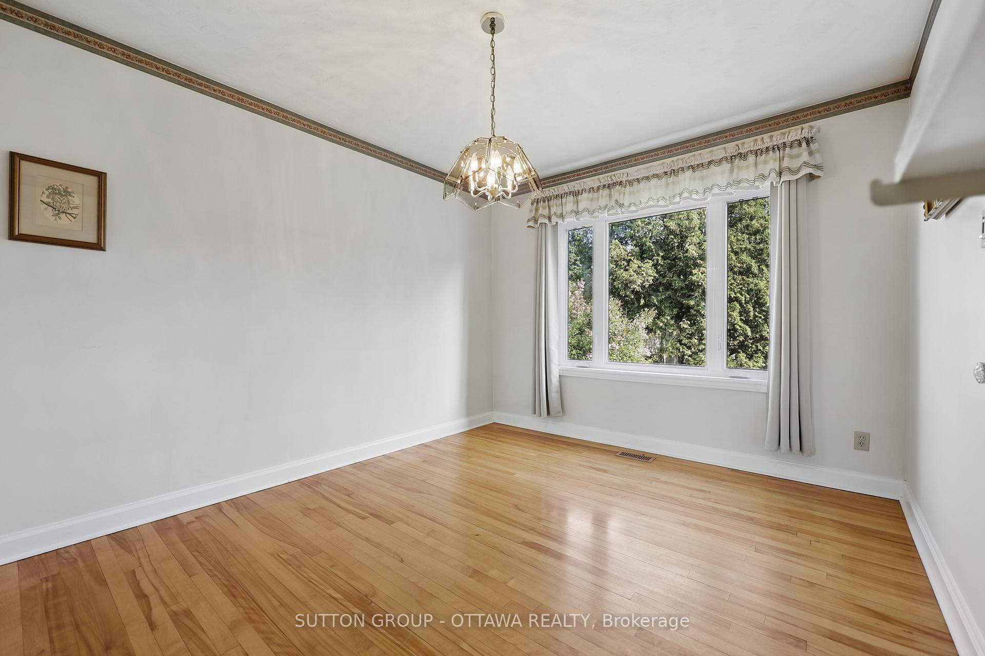 Photo 11 of 483 Wolffdale Crescent, Ottawa, Overbrook/Castle Heights — HOMEH