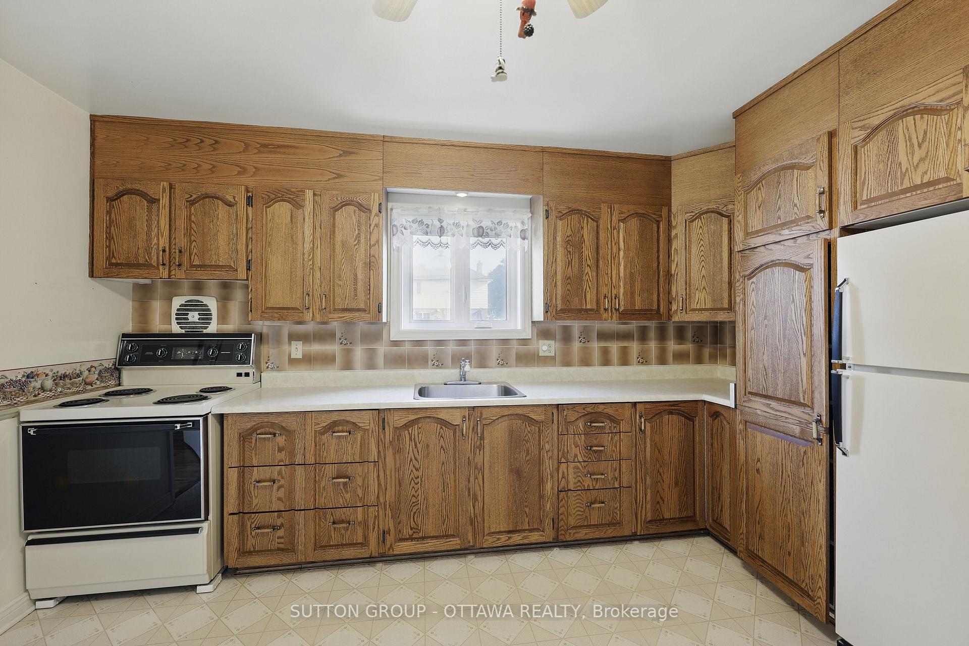 Photo 14 of 483 Wolffdale Crescent, Ottawa, Overbrook/Castle Heights — HOMEH