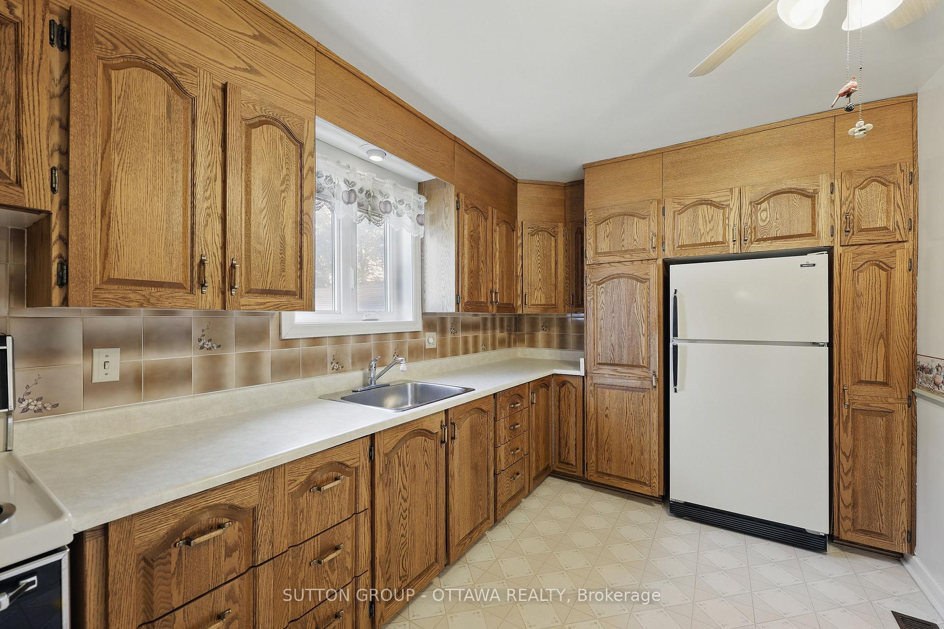 Photo 15 of 483 Wolffdale Crescent, Ottawa, Overbrook/Castle Heights — HOMEH