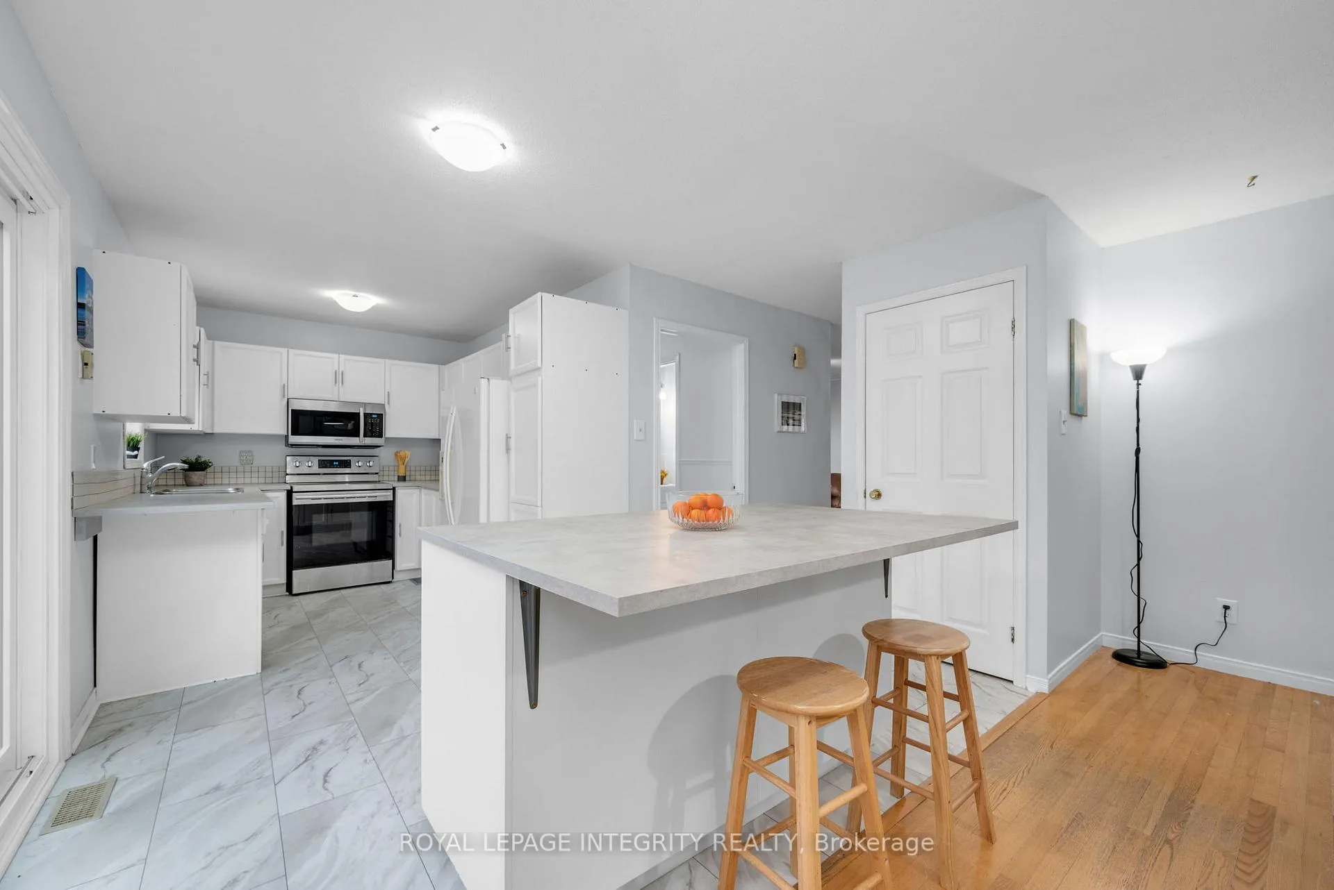 Photo 12 of 268 McEachern Crescent, Ottawa, Bilberry Creek/Queenswood Heights — HOMEH