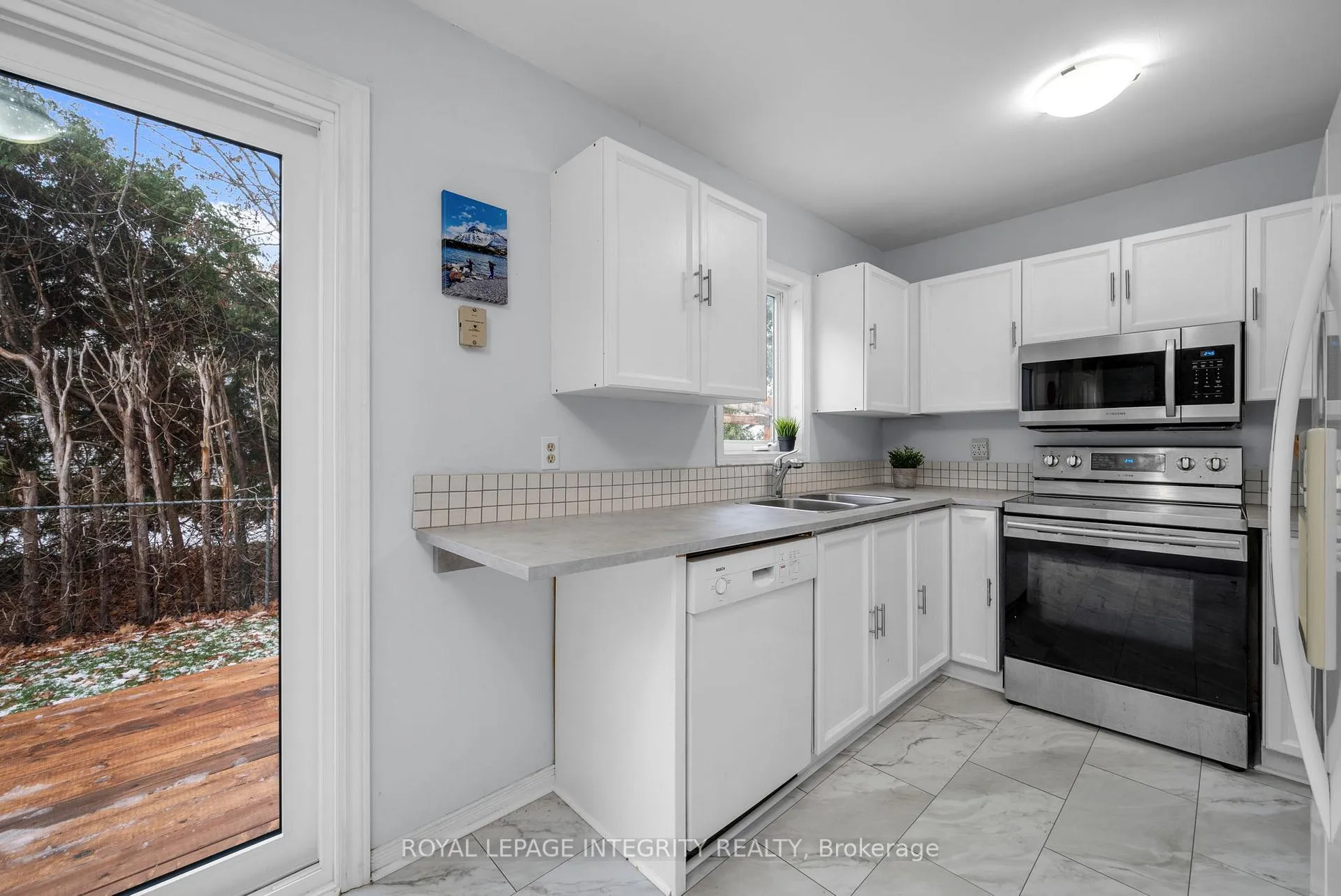 Photo 14 of 268 McEachern Crescent, Ottawa, Bilberry Creek/Queenswood Heights — HOMEH