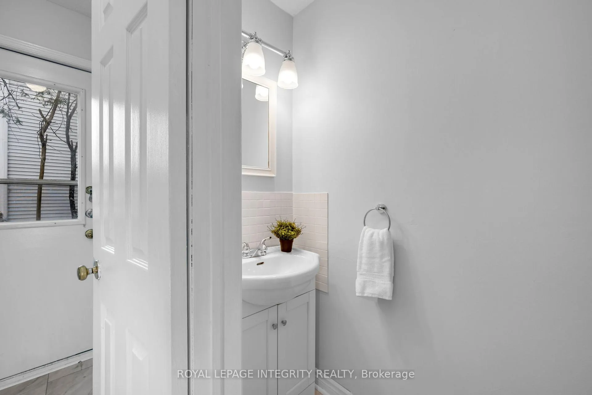 Photo 17 of 268 McEachern Crescent, Ottawa, Bilberry Creek/Queenswood Heights — HOMEH