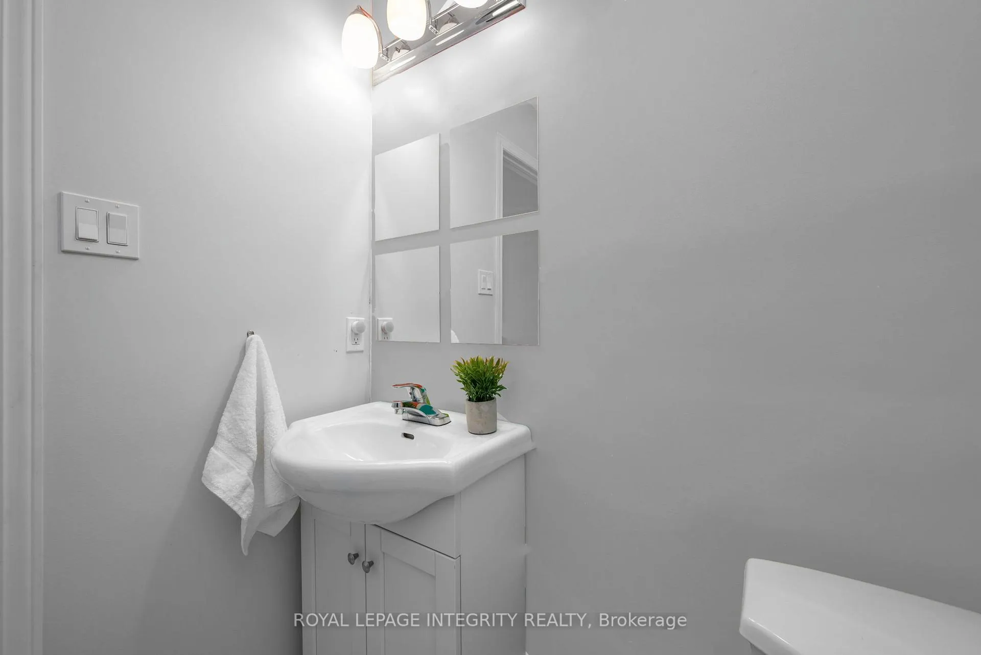 Photo 24 of 268 McEachern Crescent, Ottawa, Bilberry Creek/Queenswood Heights — HOMEH