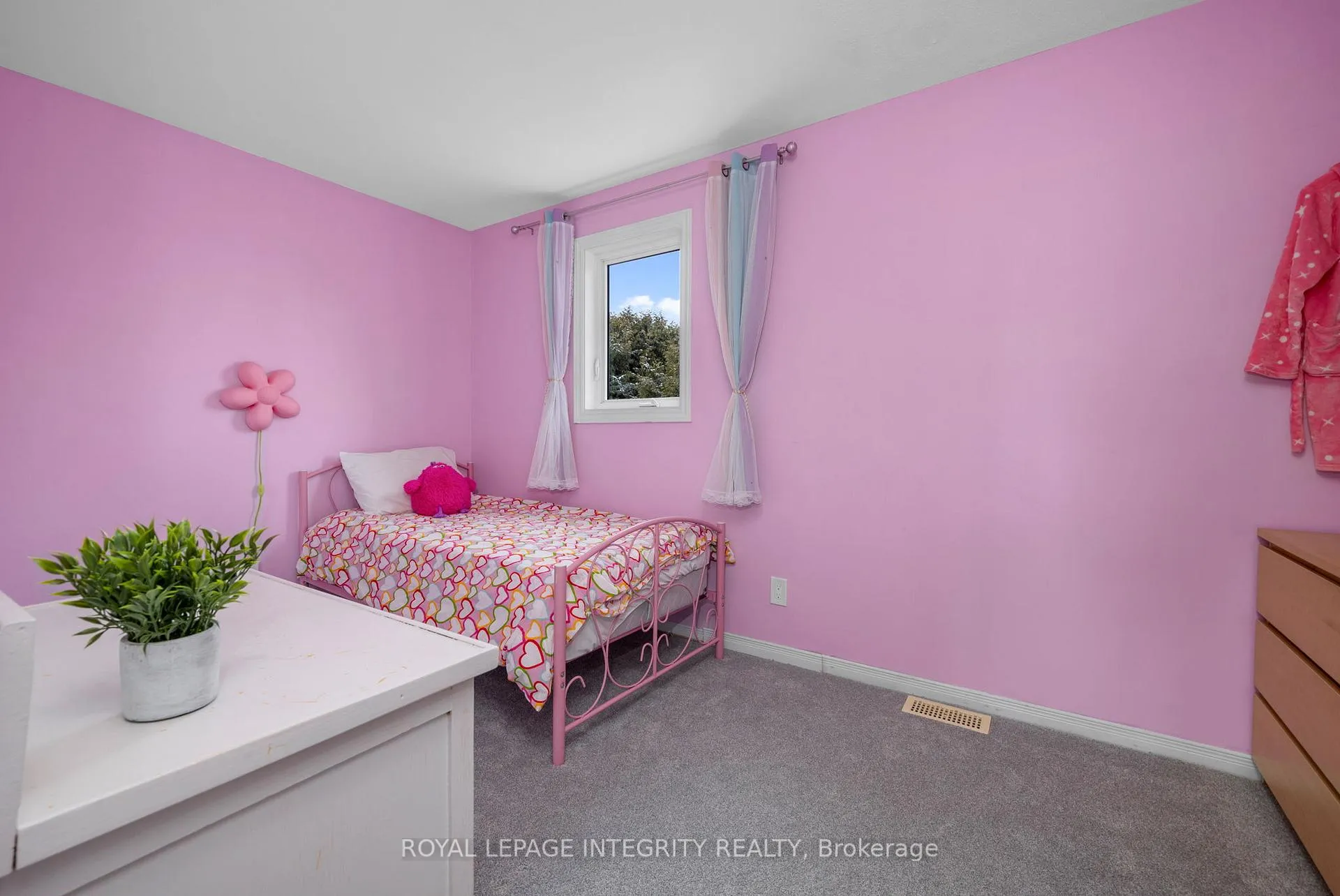Photo 31 of 268 McEachern Crescent, Ottawa, Bilberry Creek/Queenswood Heights — HOMEH