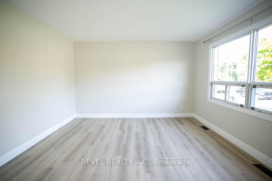 Photo 4 of 74 Oakwood Avenue, Norfolk, Simcoe — HOMEH