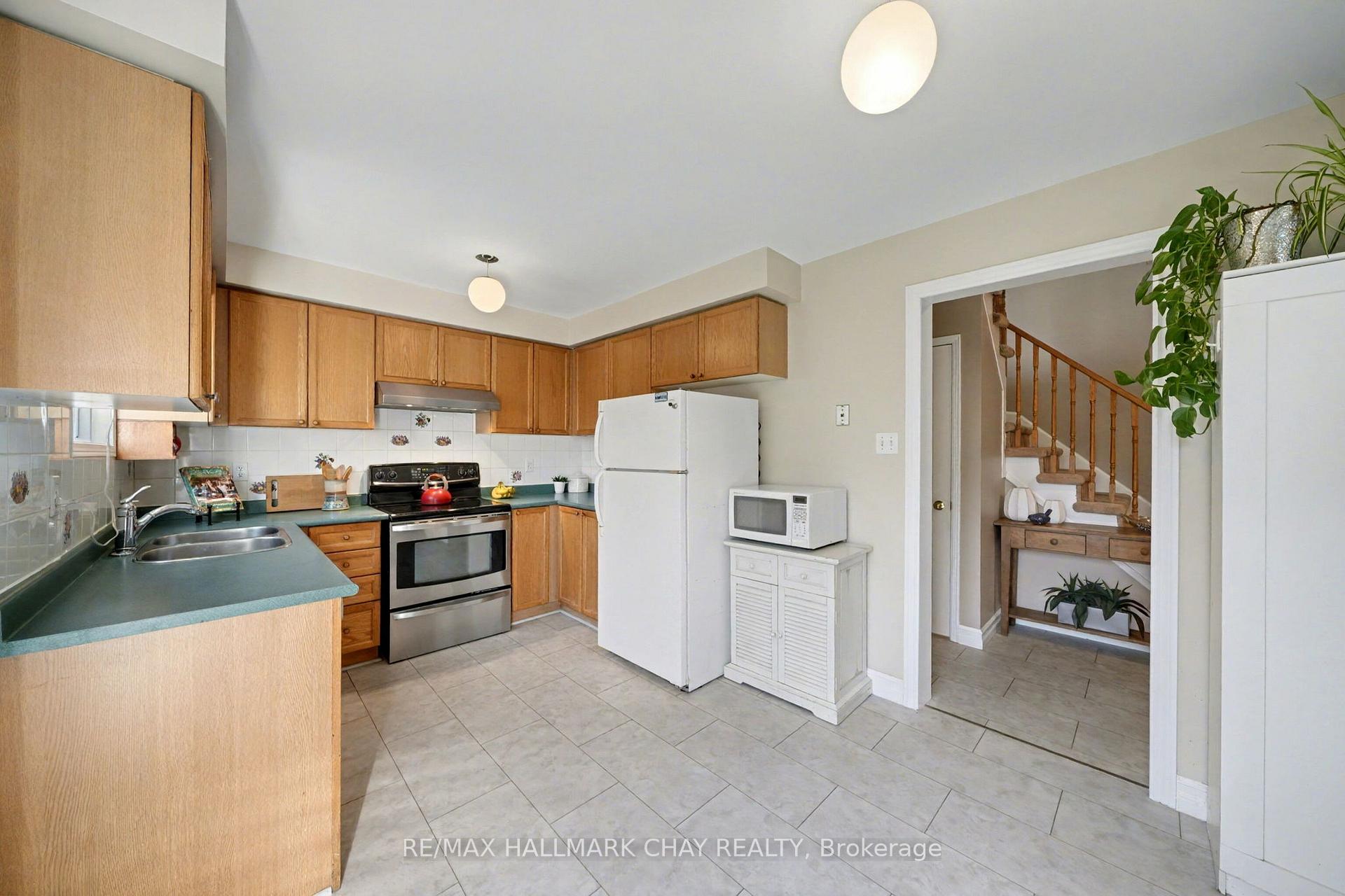 Photo 11 of 29 Daniele Avenue N, New Tecumseth, Beeton — HOMEH