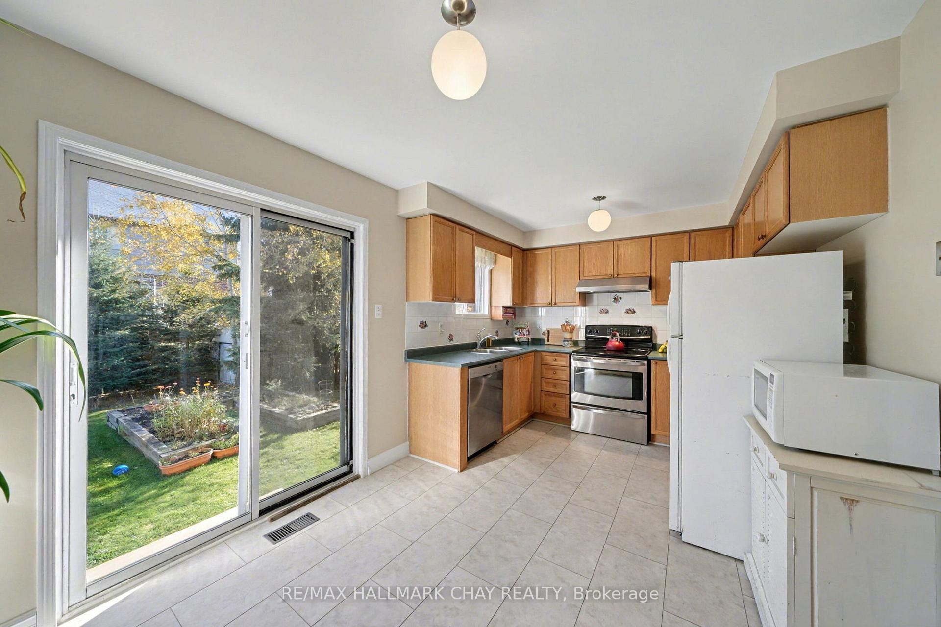 Photo 12 of 29 Daniele Avenue N, New Tecumseth, Beeton — HOMEH