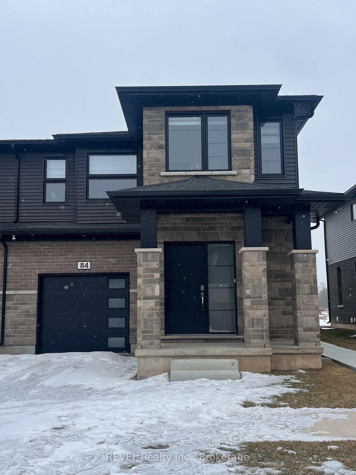 Front of Unit Upper, 84 Acacia Road