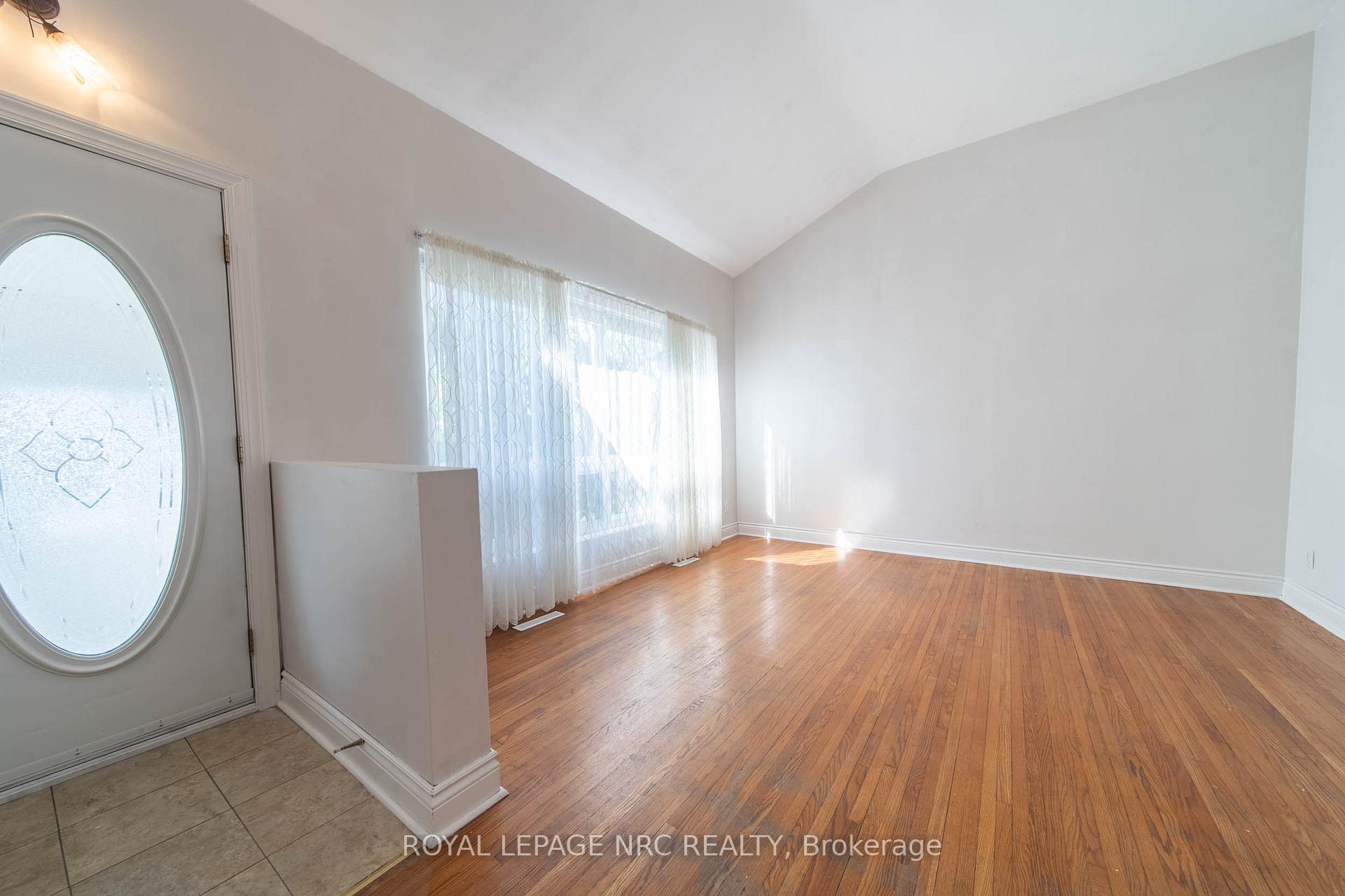 Photo 3 of 6809 Jill Drive, Niagara Falls, Oldfield — HOMEH