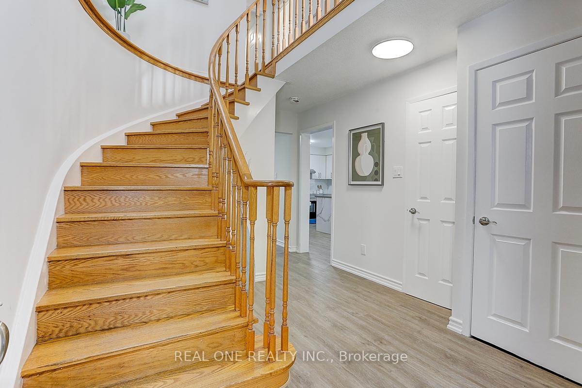 Photo 3 of 113 Beckwith Crescent, Markham, Milliken Mills East — HOMEH