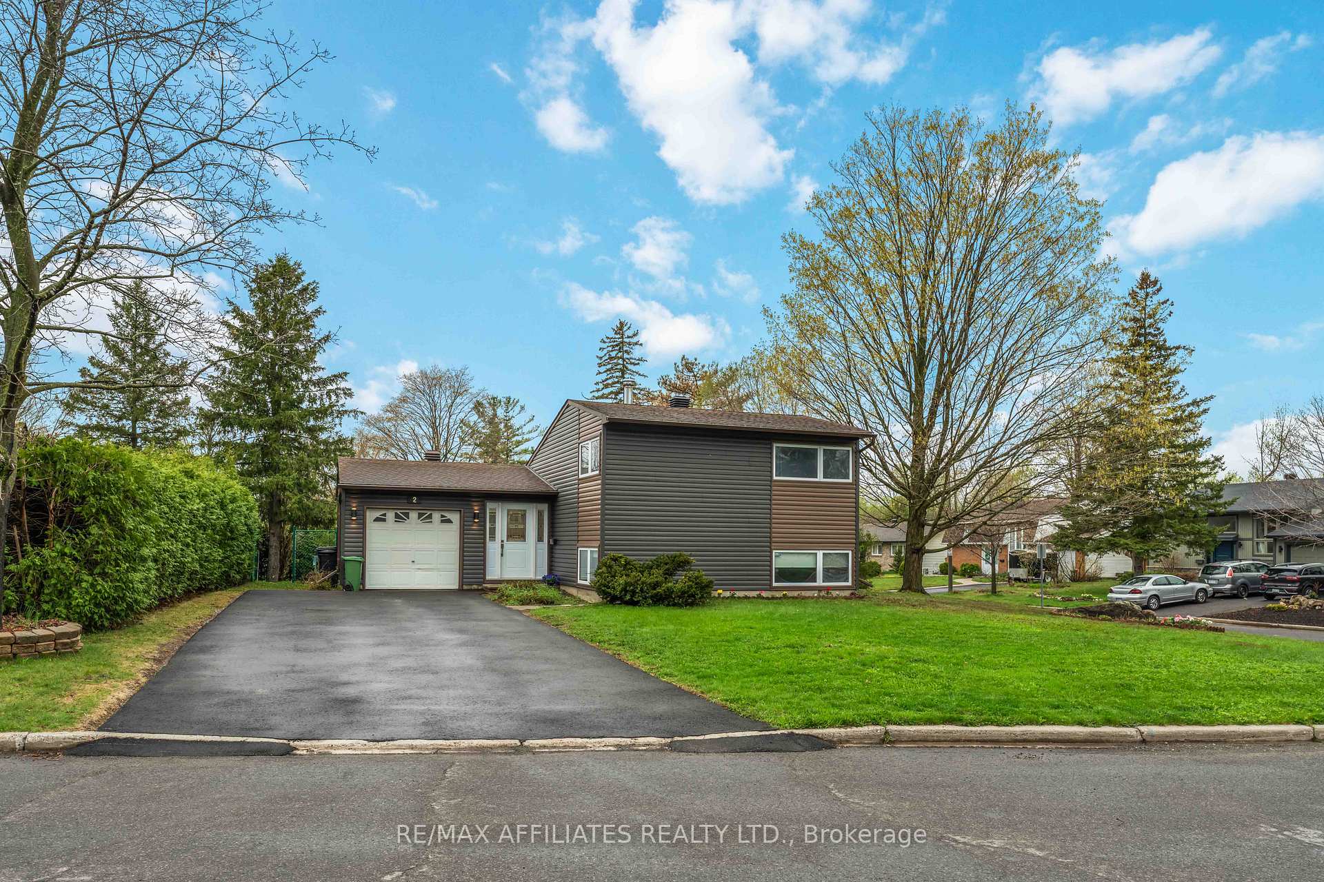 Front of 2 Teakwood Court
