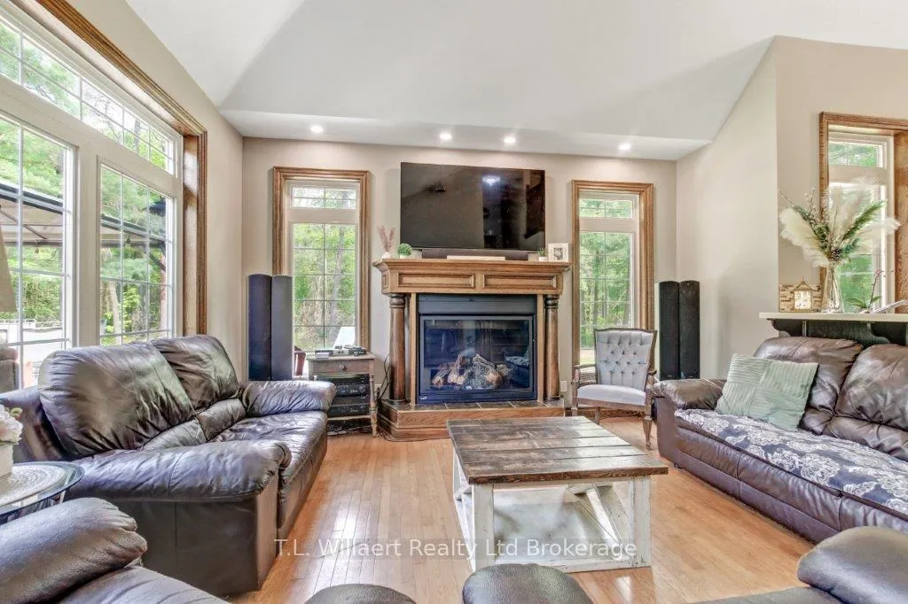 Photo 2 of 21 Charlton Street, Norfolk, Simcoe — HOMEH