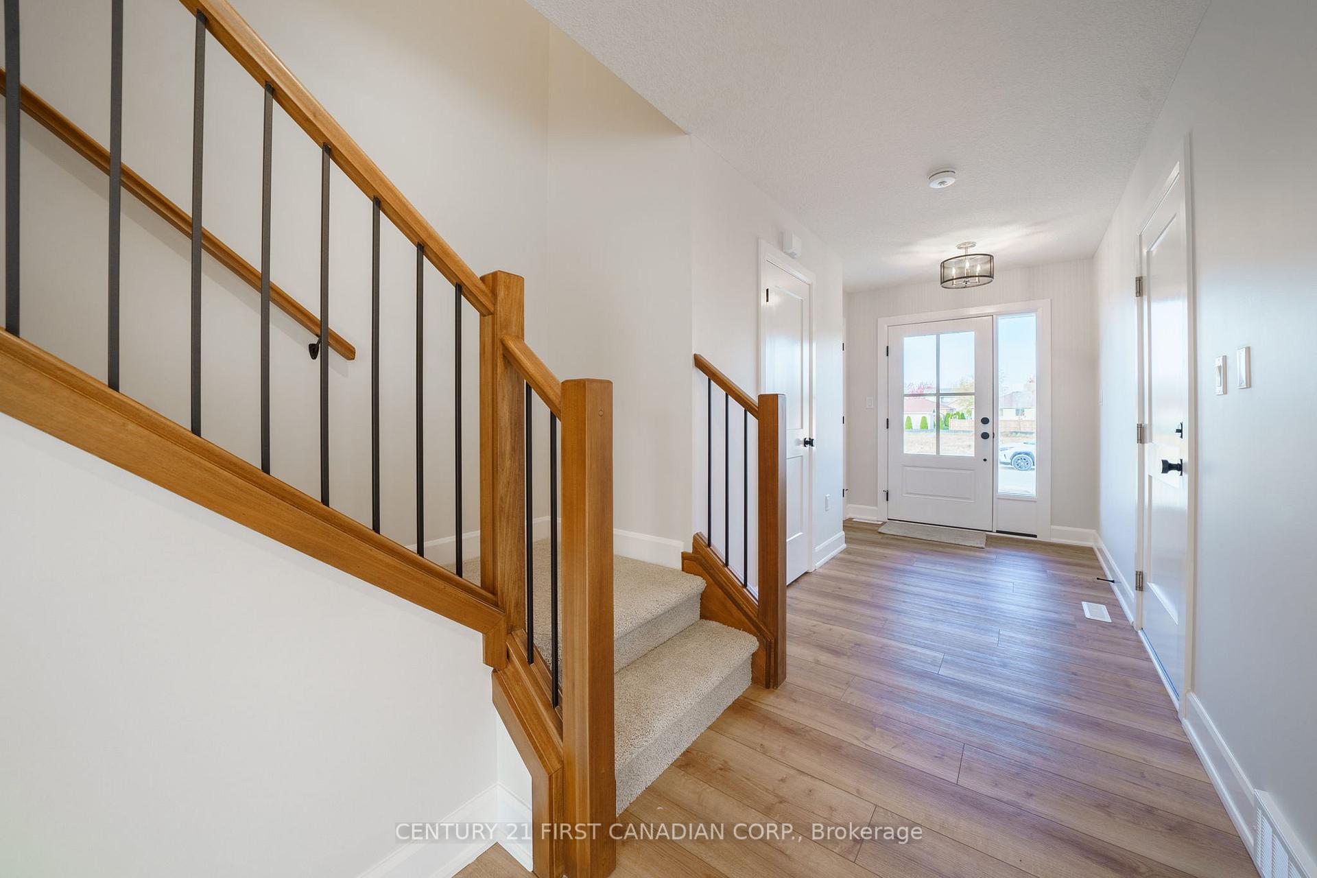 Photo 3 of 27 Postma Crescent, North Middlesex, Alisa Craig — HOMEH