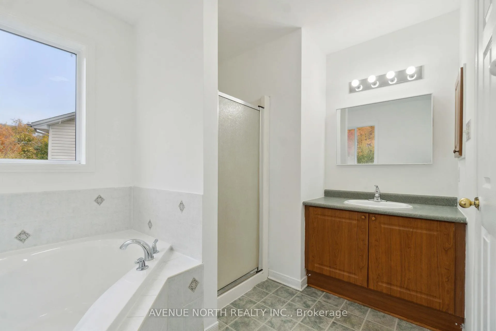 Photo 15 of 144 Carwood Circle, Ottawa, Carson Meadows — HOMEH