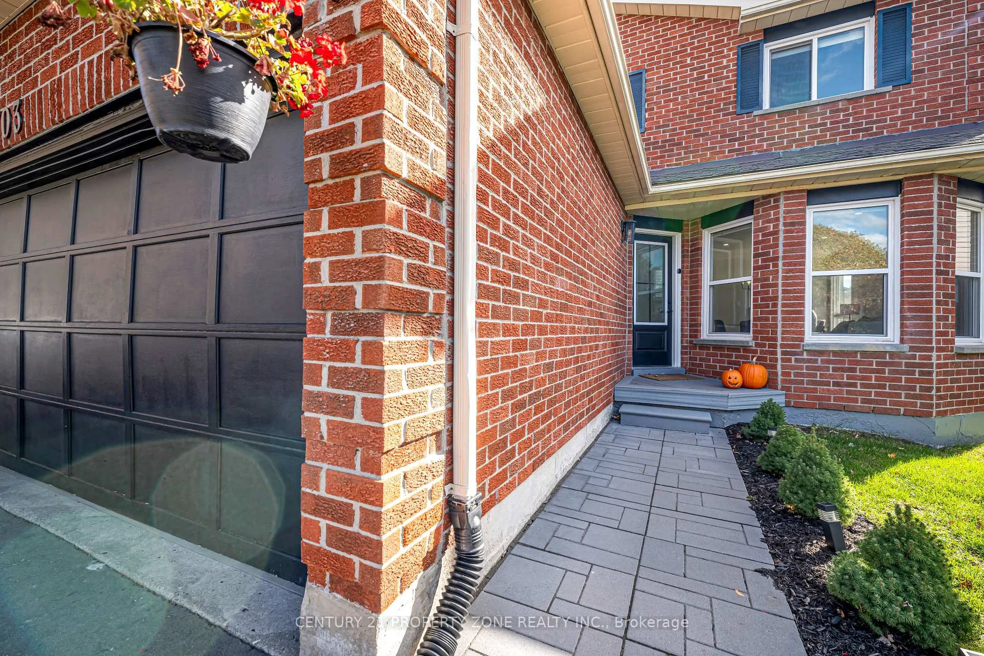 Photo 2 of 703 Mountjoy Court, Oshawa, Pinecrest — HOMEH