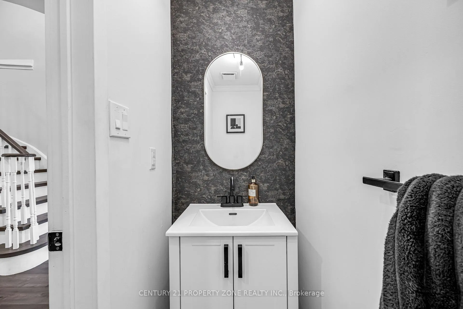 Photo 10 of 703 Mountjoy Court, Oshawa, Pinecrest — HOMEH