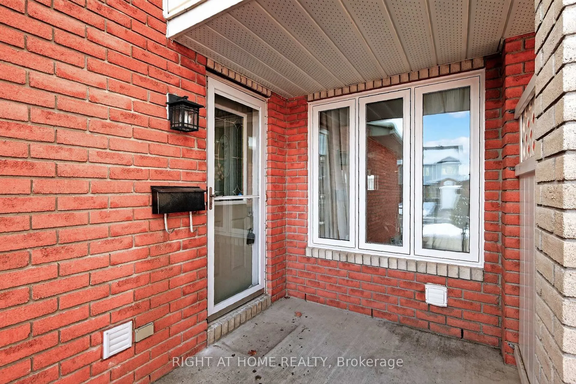 Photo 3 of 812 Nesting Way, Ottawa, Fallingbrook/Gardenway South — HOMEH