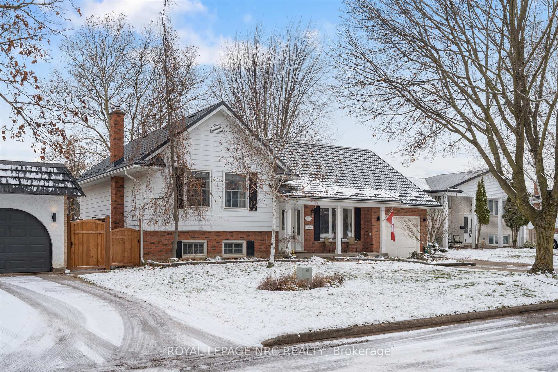 Photo 2 of 2821 Solar Crescent, Niagara Falls, Stamford — HOMEH