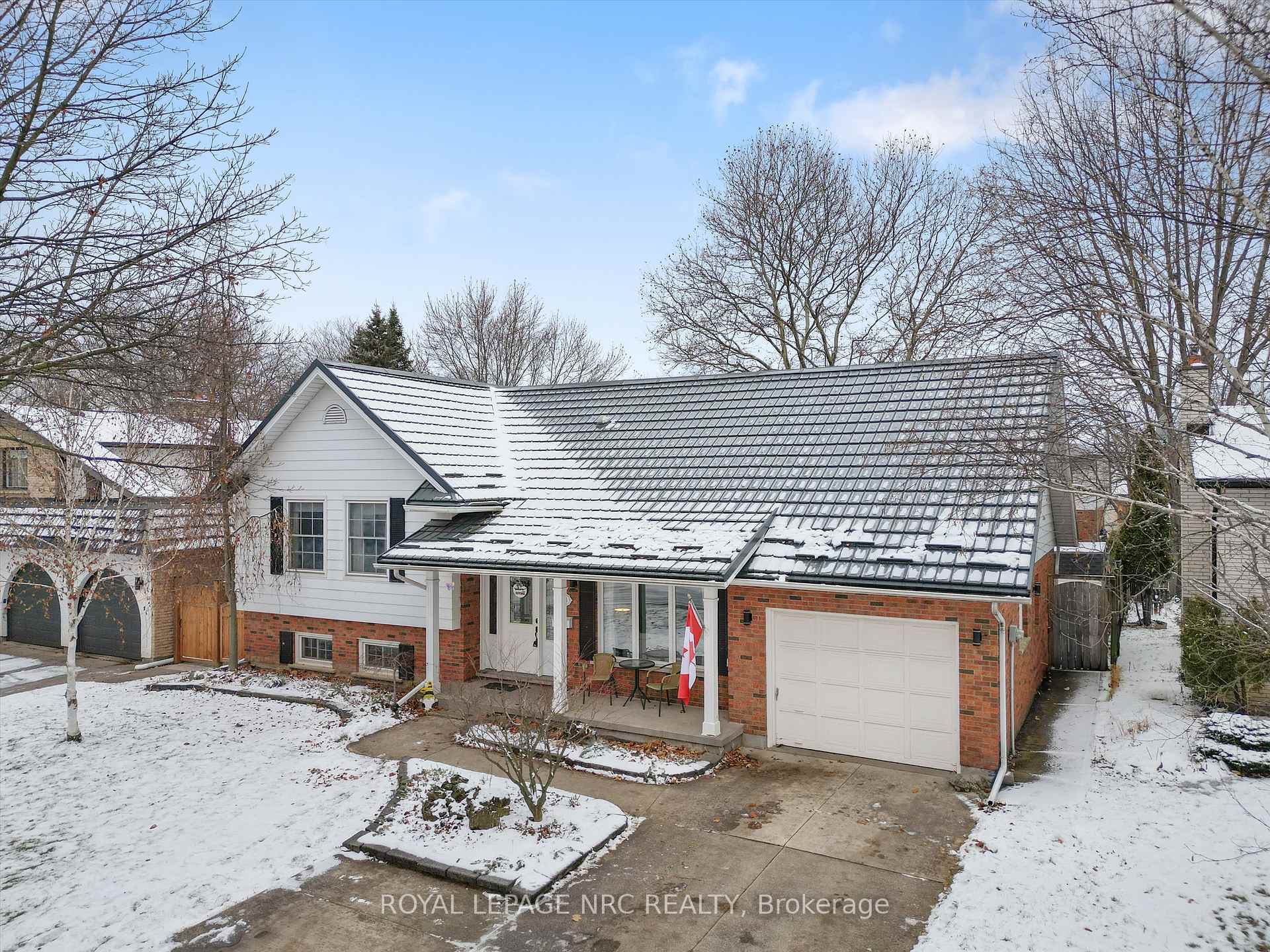 Photo 3 of 2821 Solar Crescent, Niagara Falls, Stamford — HOMEH