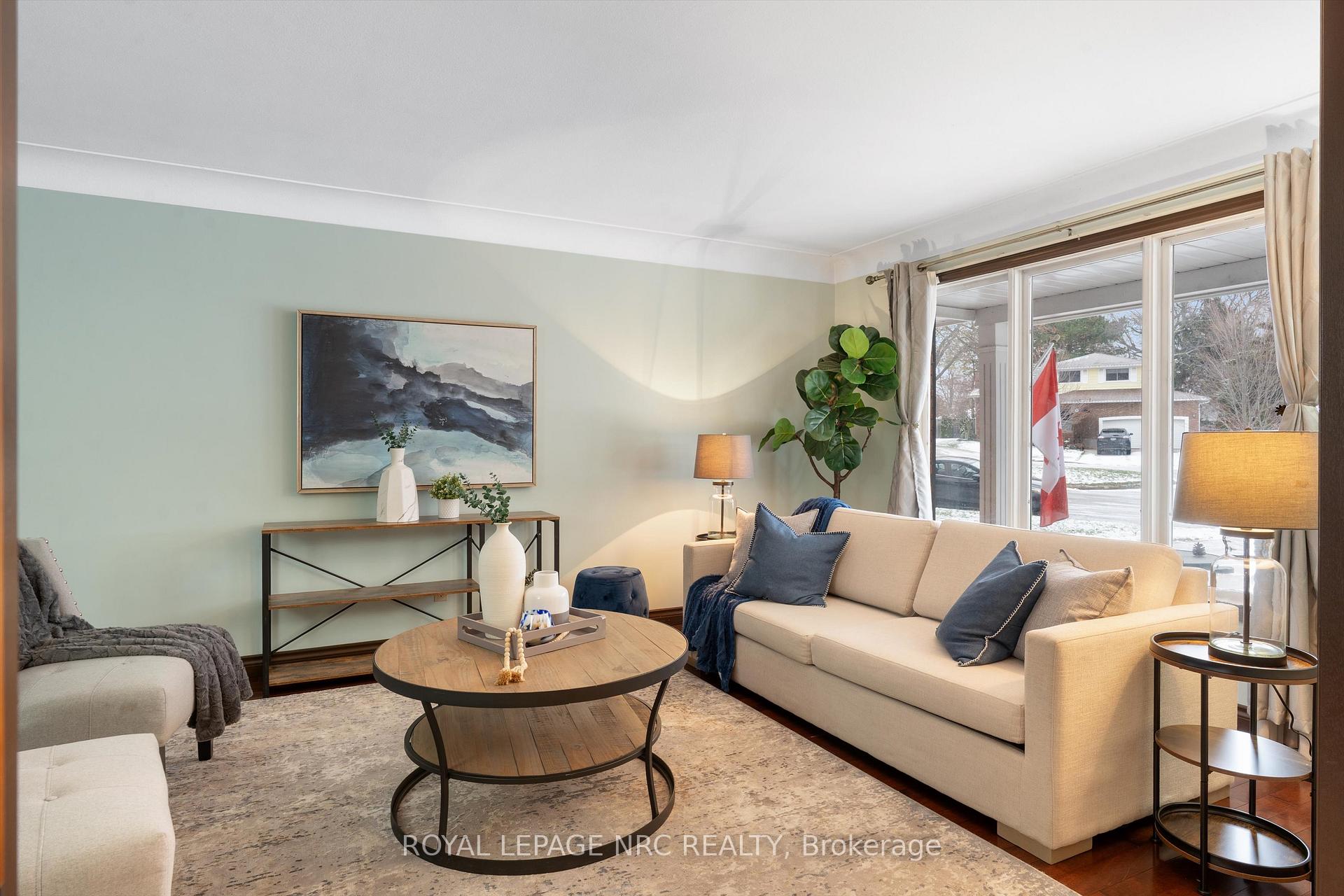 Photo 5 of 2821 Solar Crescent, Niagara Falls, Stamford — HOMEH