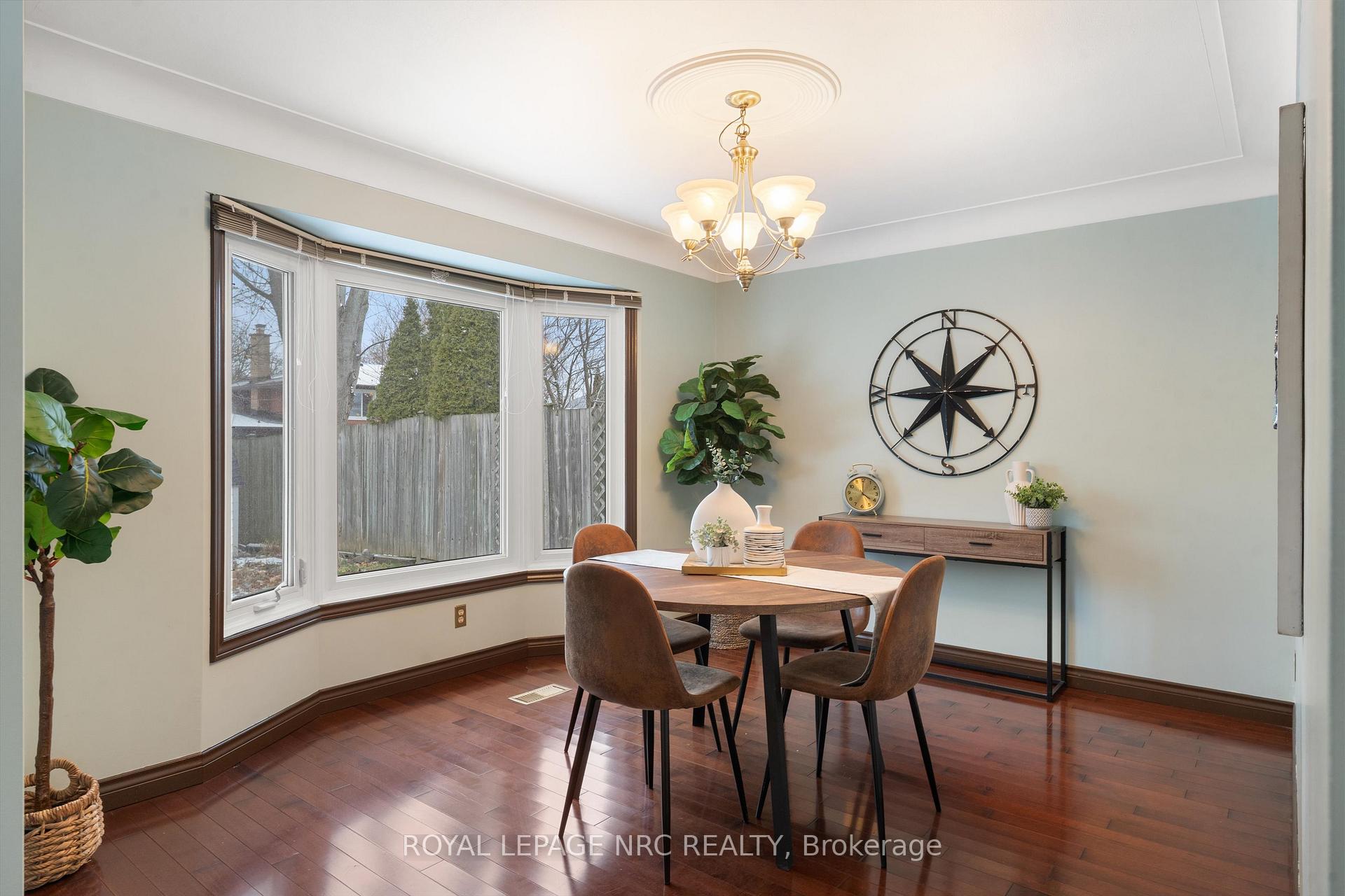 Photo 8 of 2821 Solar Crescent, Niagara Falls, Stamford — HOMEH