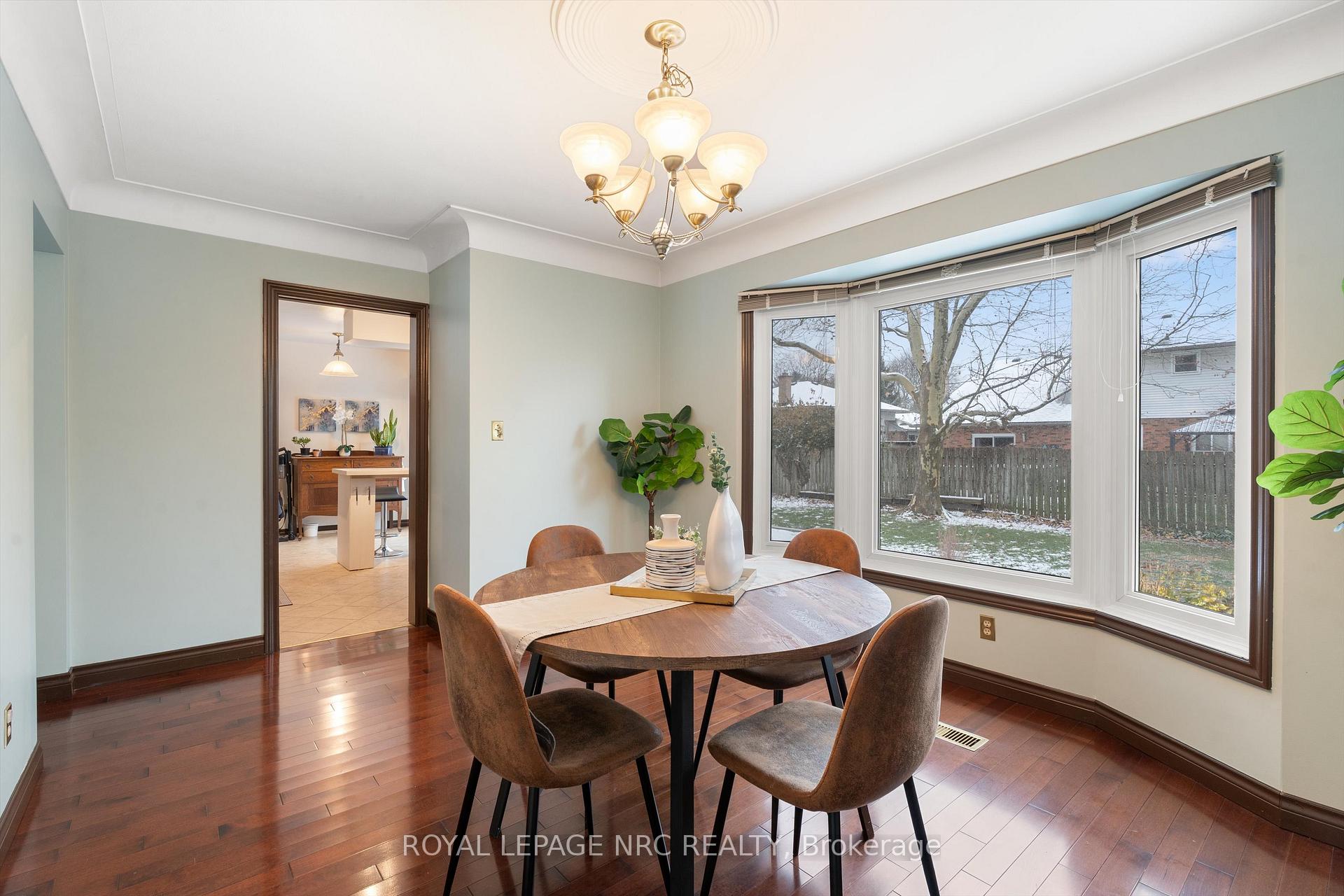 Photo 9 of 2821 Solar Crescent, Niagara Falls, Stamford — HOMEH