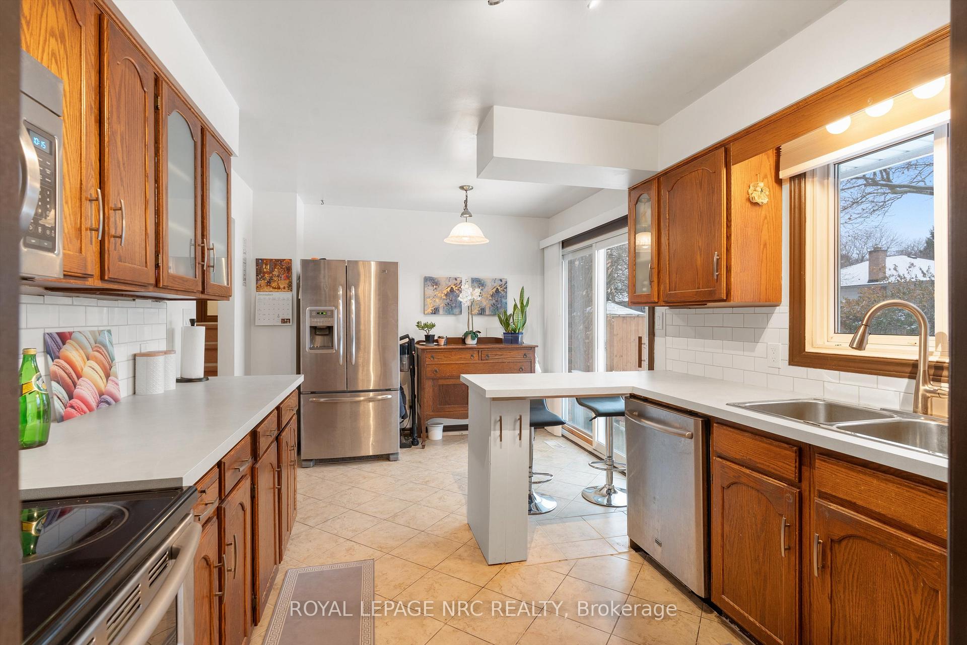 Photo 10 of 2821 Solar Crescent, Niagara Falls, Stamford — HOMEH