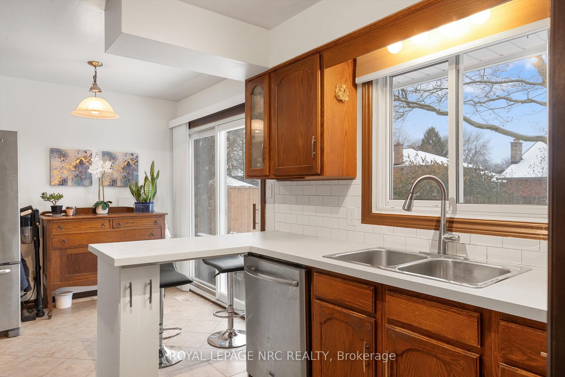 Photo 11 of 2821 Solar Crescent, Niagara Falls, Stamford — HOMEH