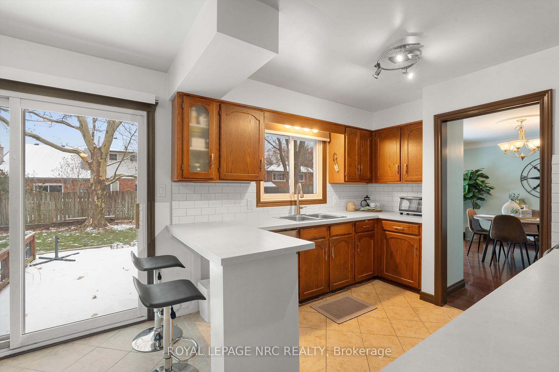 Photo 12 of 2821 Solar Crescent, Niagara Falls, Stamford — HOMEH