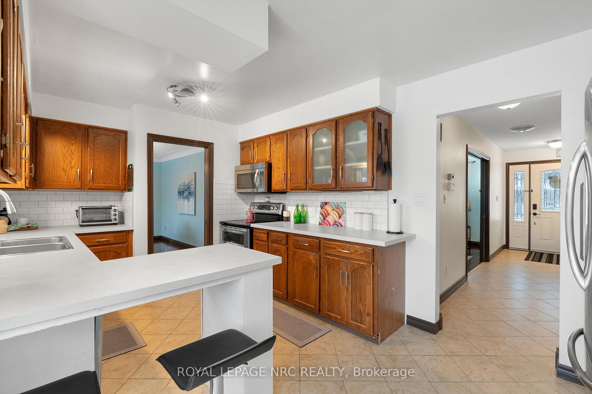 Photo 13 of 2821 Solar Crescent, Niagara Falls, Stamford — HOMEH