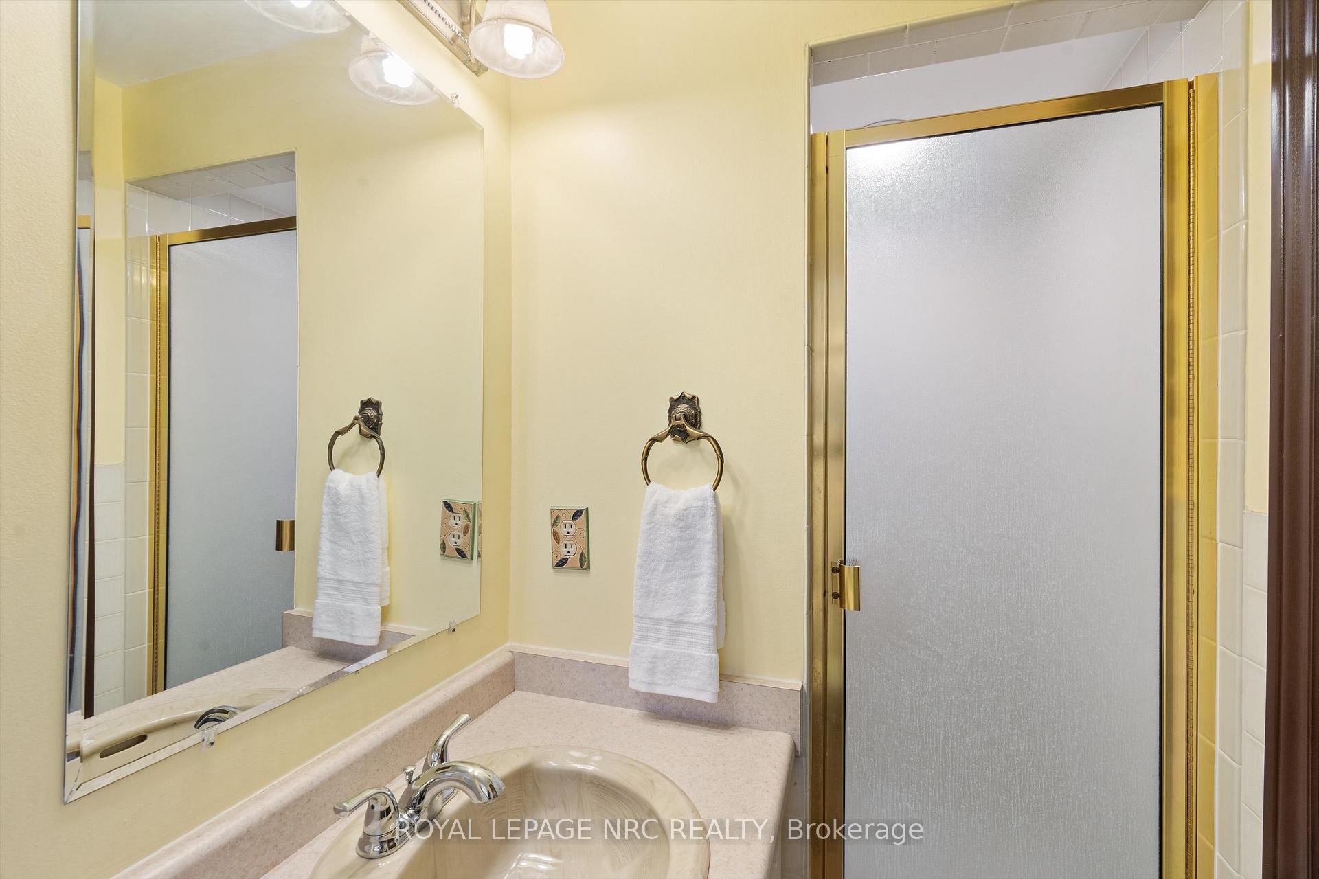 Photo 26 of 2821 Solar Crescent, Niagara Falls, Stamford — HOMEH