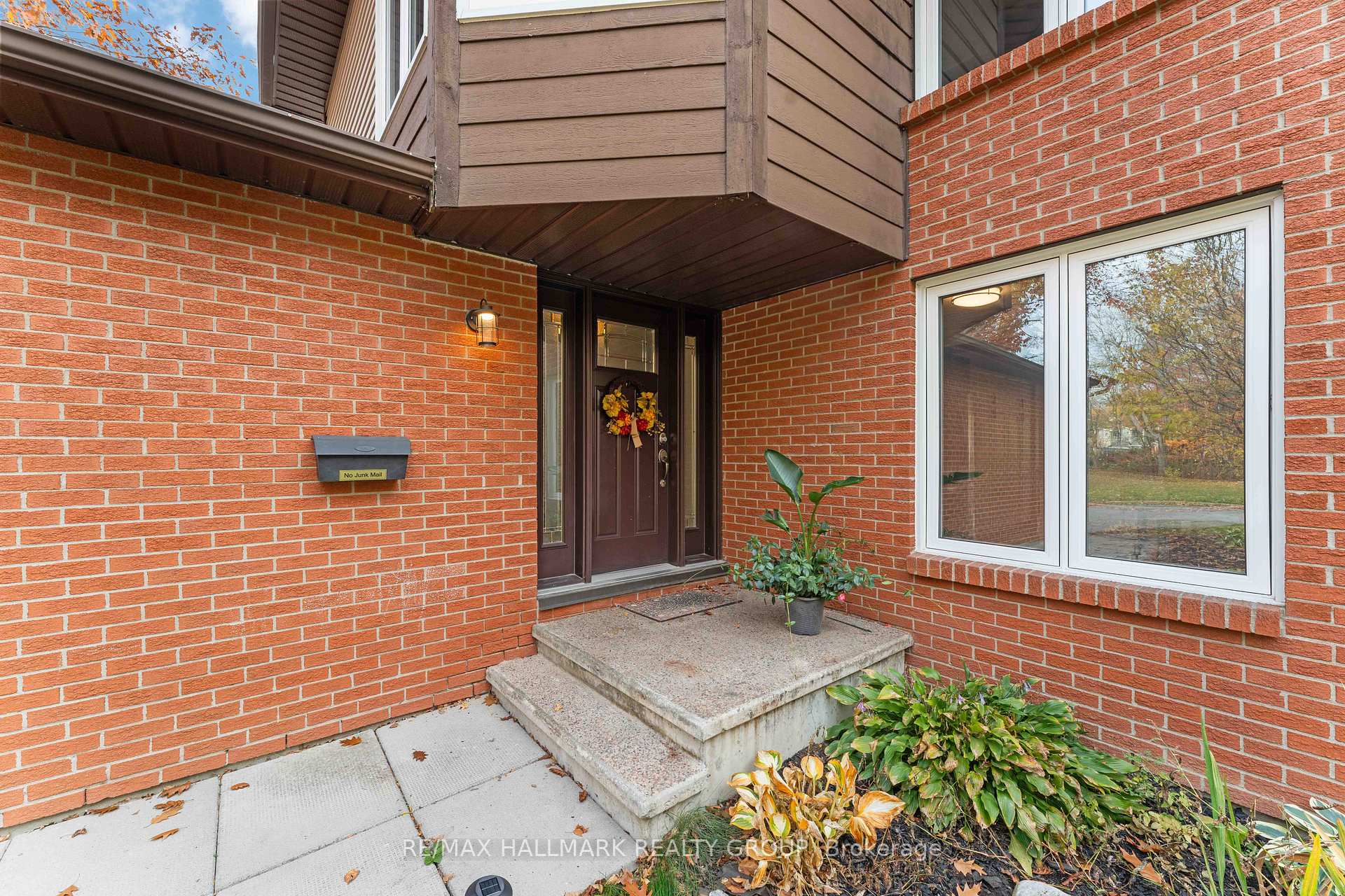 Photo 2 of 1655 Des Broussailles Terrace, Ottawa, Chapel Hill — HOMEH