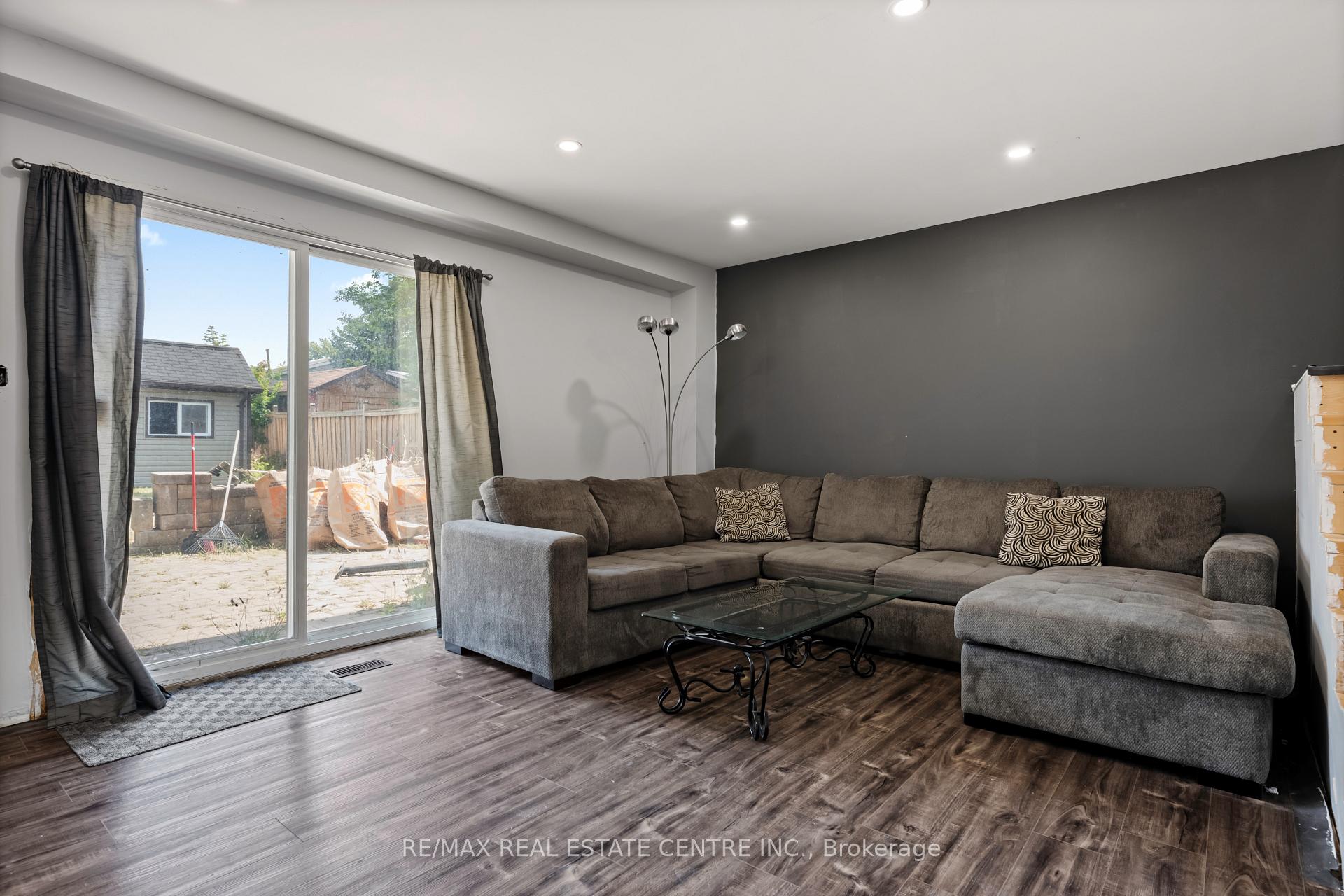 Photo 11 of 48 Oxford Street, Orangeville — HOMEH