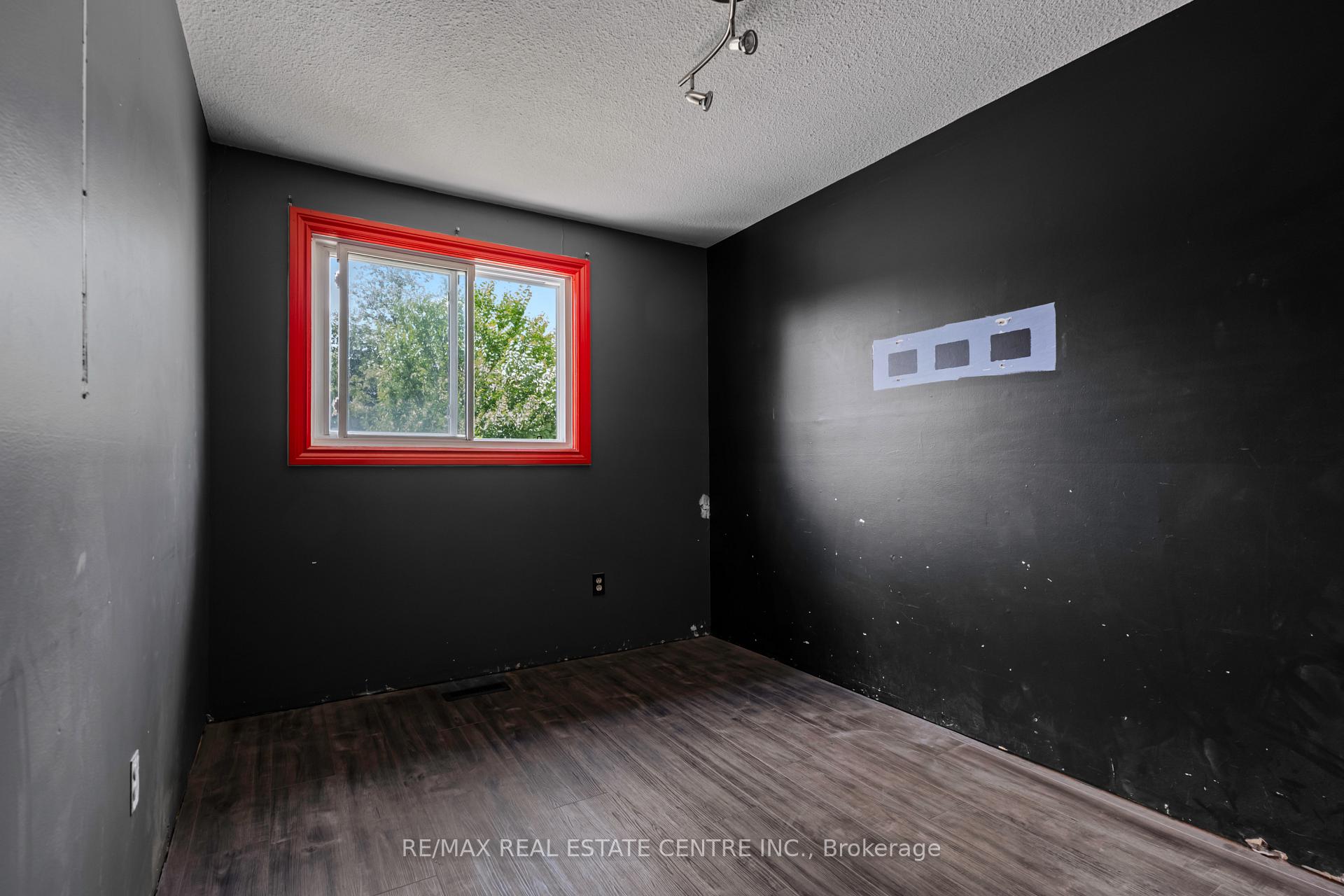 Photo 16 of 48 Oxford Street, Orangeville — HOMEH