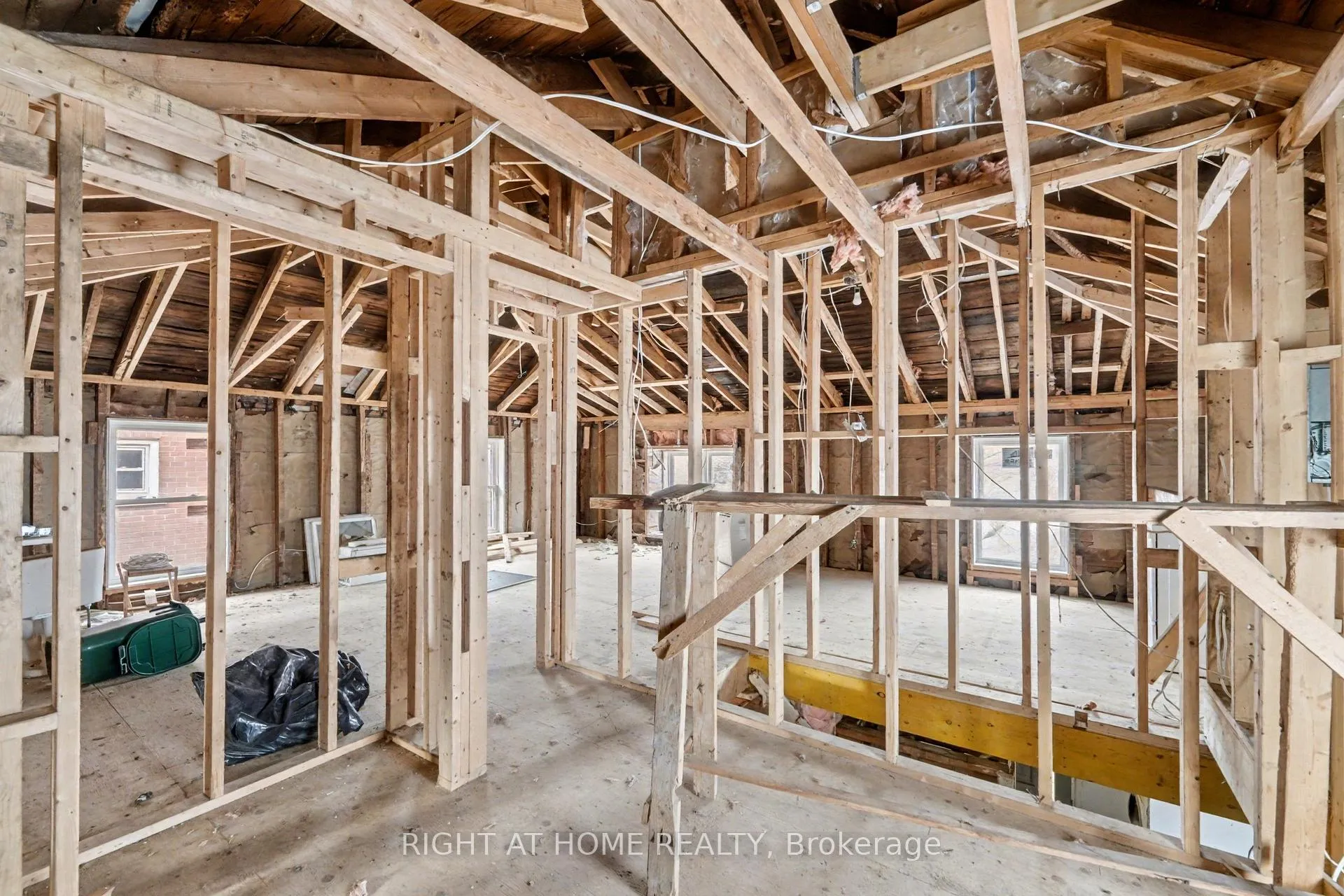 Photo 5 of 127 Elgin Street E, Oshawa, O'Neill — HOMEH