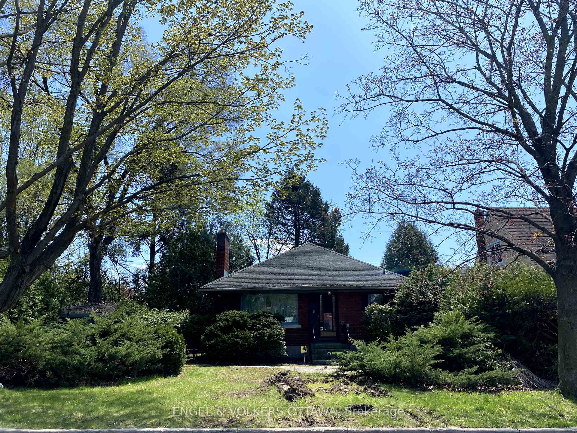 Photo 2 of 556 Dunbrack Street, Ottawa, Overbrook/Castle Heights — HOMEH