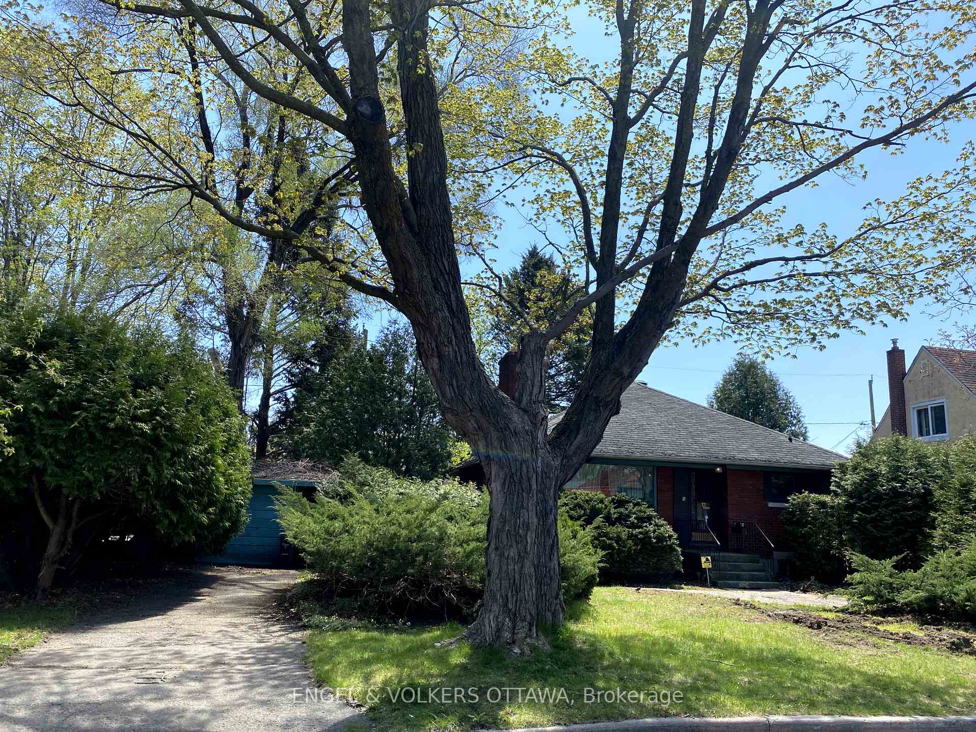 Photo 3 of 556 Dunbrack Street, Ottawa, Overbrook/Castle Heights — HOMEH