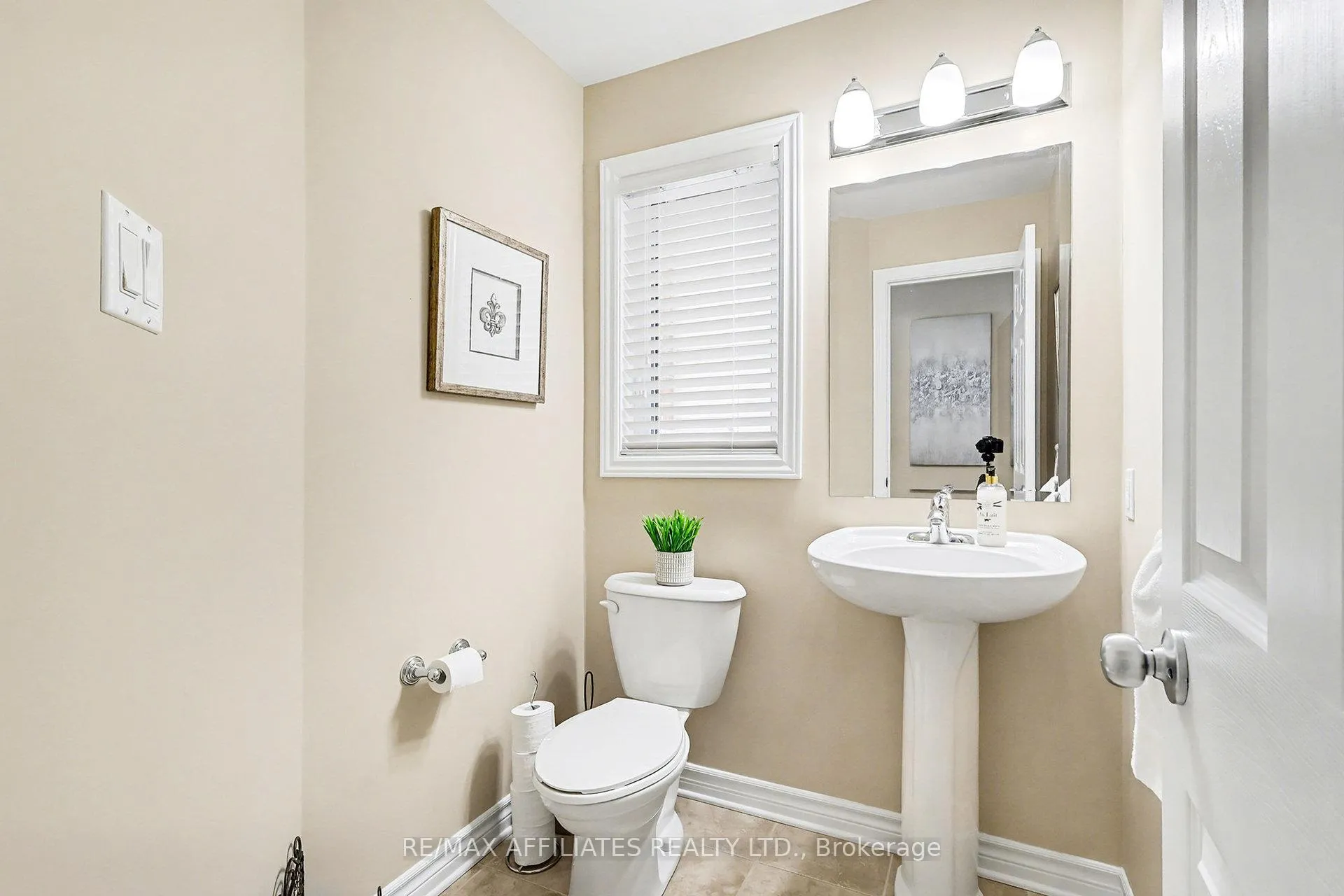 Photo 3 of 876 Ashenvale Way, Ottawa, Avalon East — HOMEH