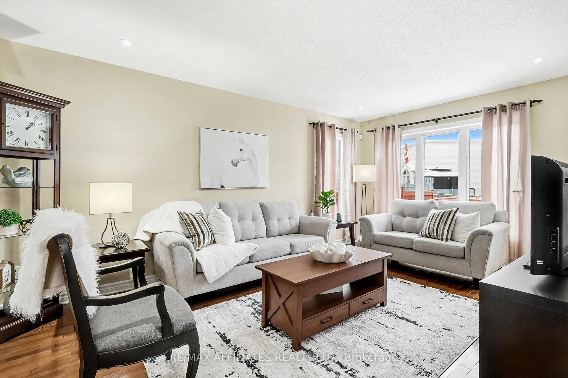 Photo 4 of 876 Ashenvale Way, Ottawa, Avalon East — HOMEH