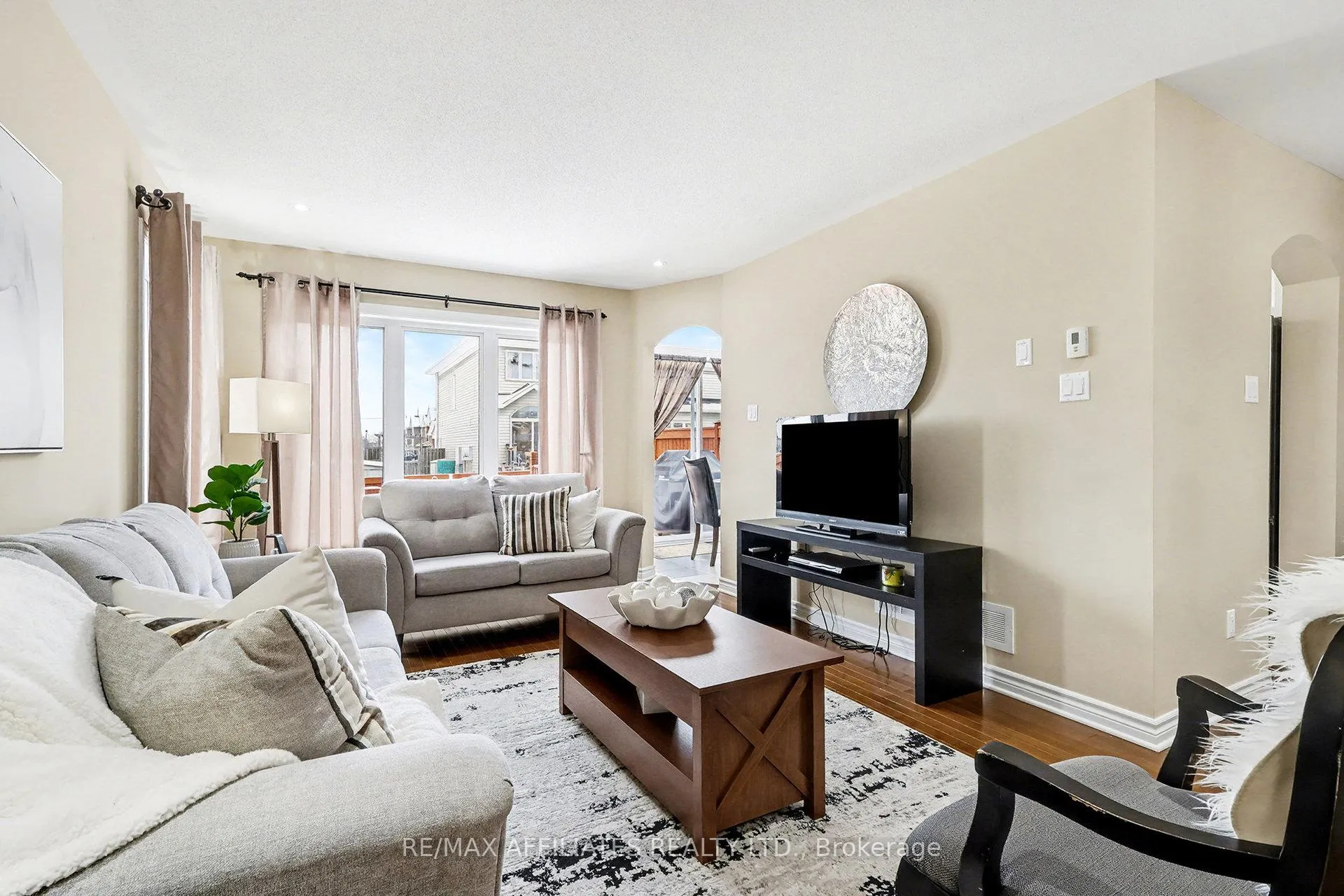 Photo 5 of 876 Ashenvale Way, Ottawa, Avalon East — HOMEH